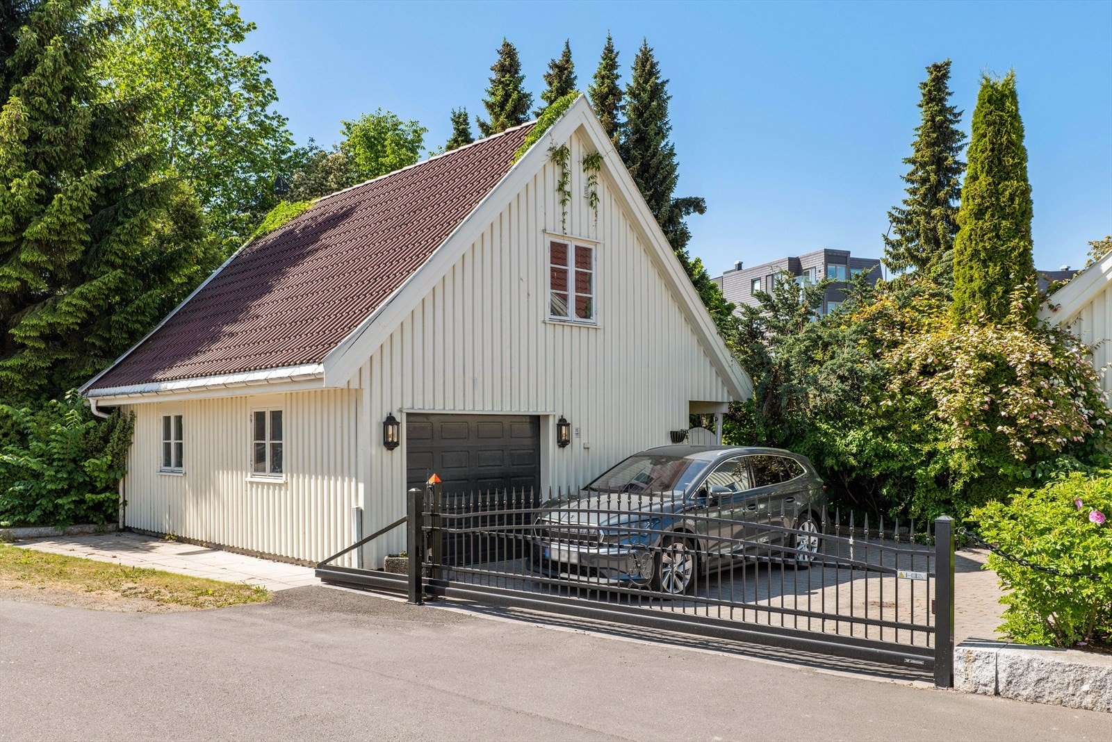Stor garasje med lader for elbil. Nydelig elektrisk port til gårdsplassen. Galleribilde
