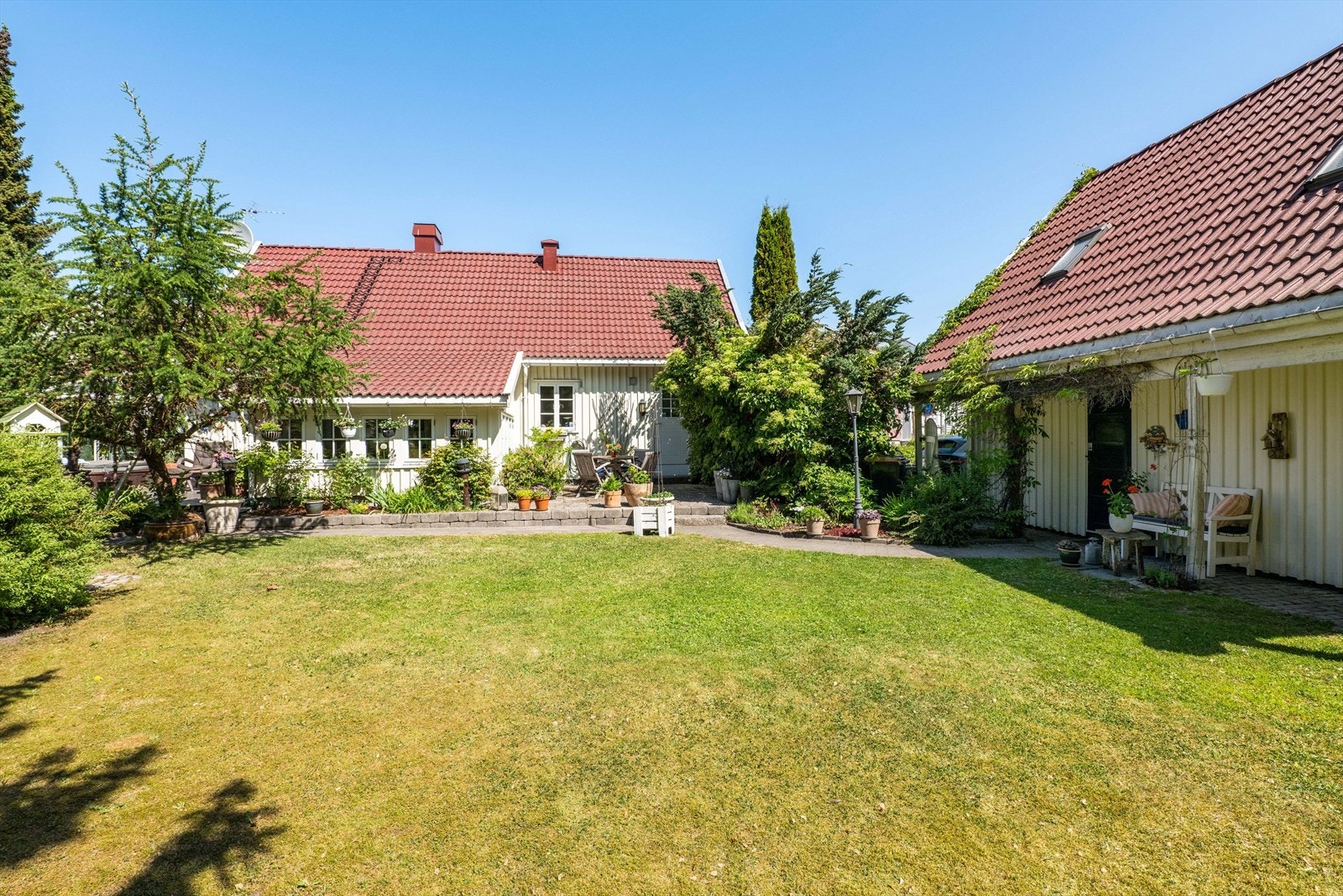 Garasjen til høyre har dør fra hagen. Galleribilde