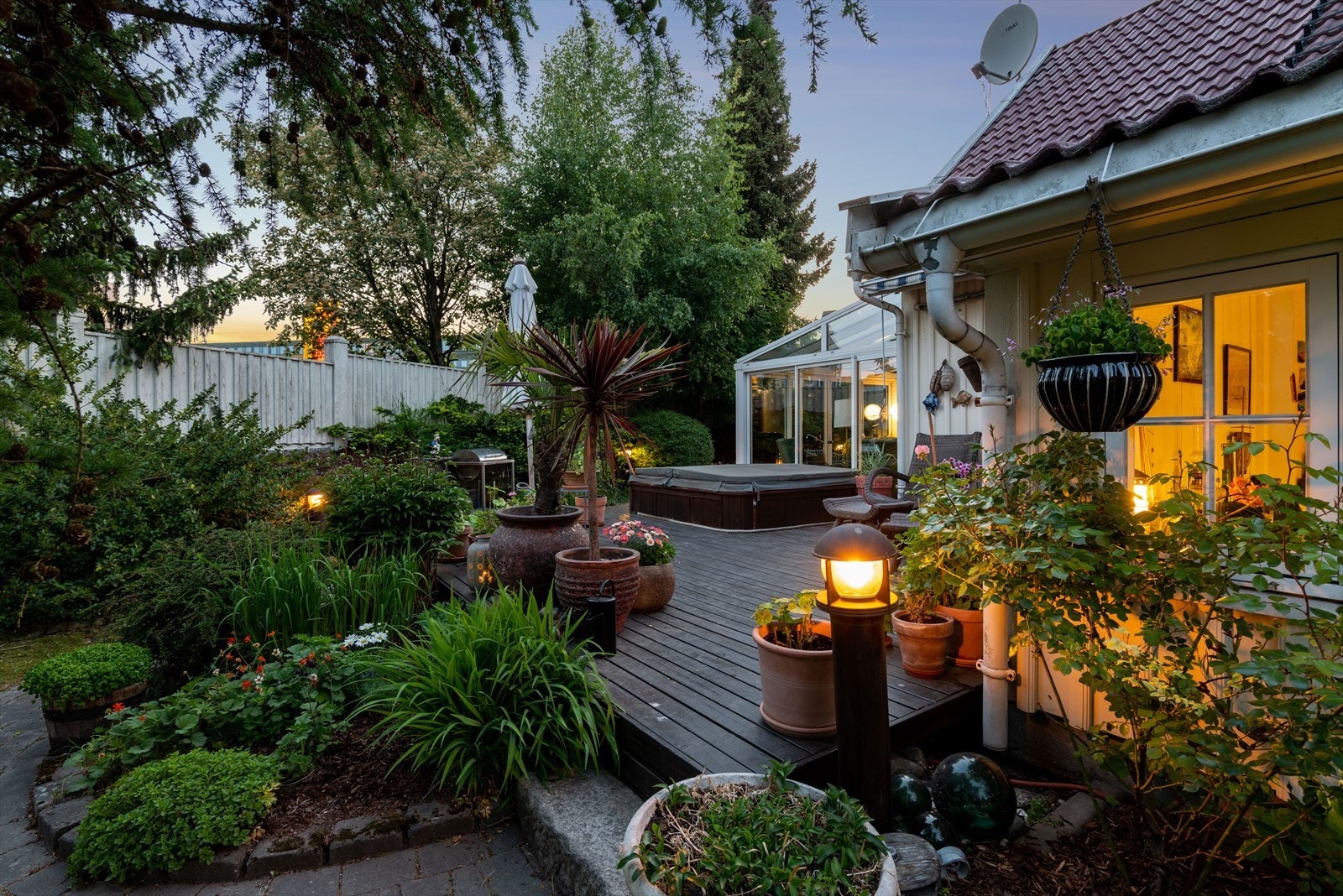 Eiendommen har en romslig tomt som er svært pent opparbeidet Galleribilde