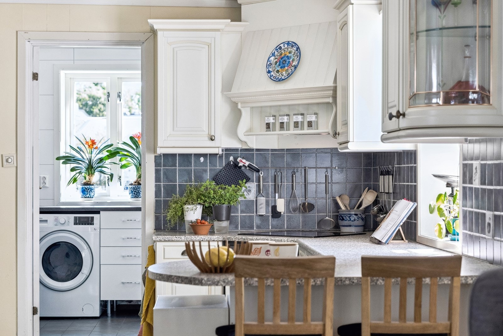 Fra kjøkkenet kommer man videre til et eget praktisk vaskerom Galleribilde