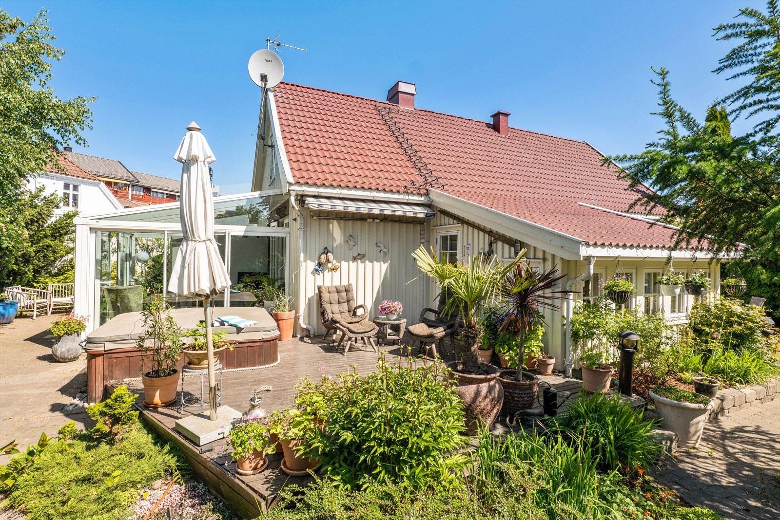 Stort uteområde med rikelig med blomster og busker Galleribilde