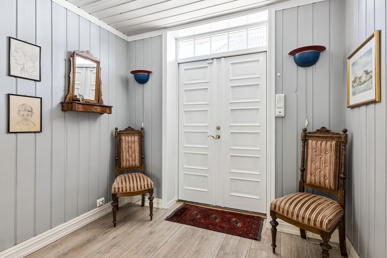 Innvendig kommer man inn til en romslig entrè Galleribilde