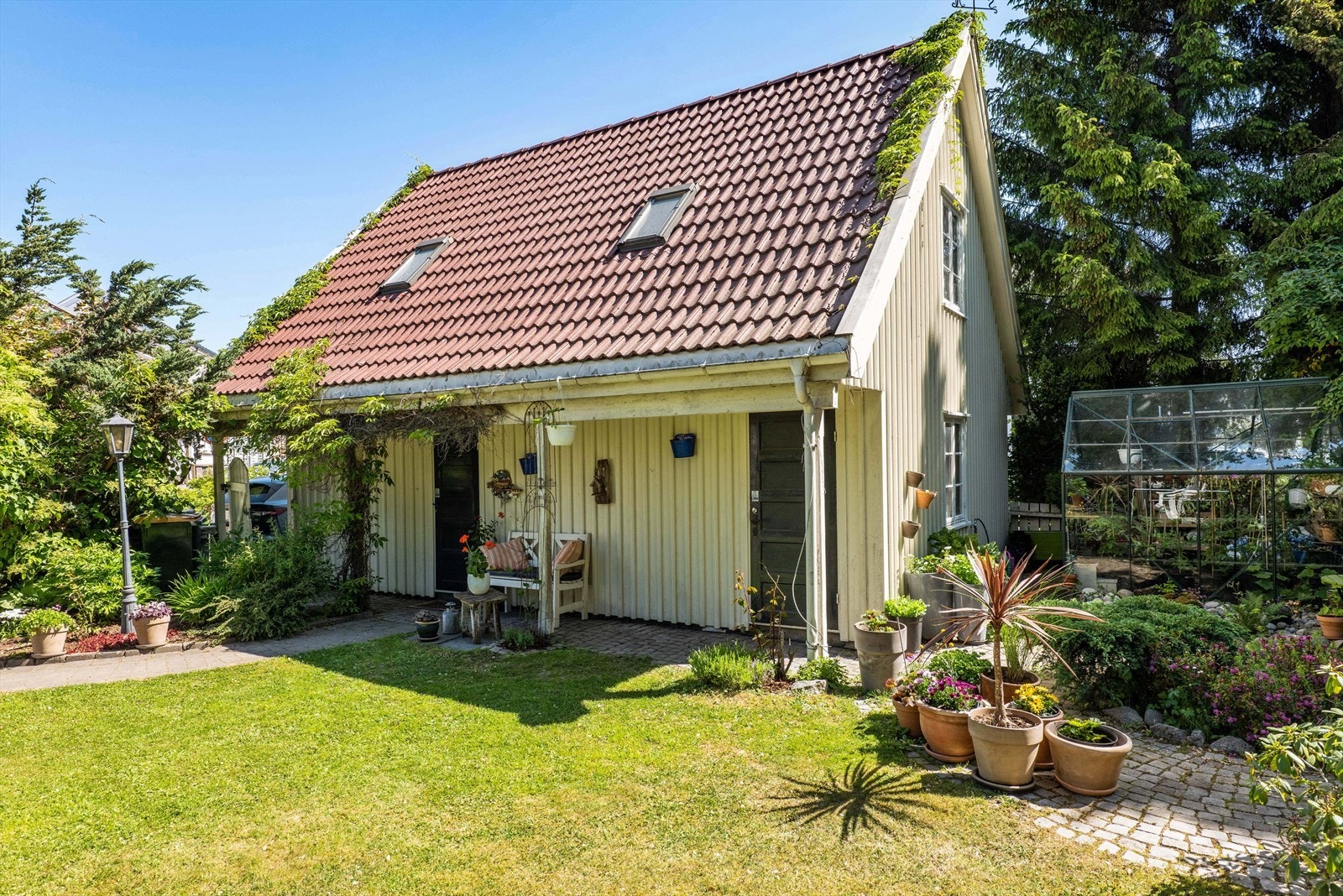 Boligen har en svært sentral men likevel skjermet beliggenhet Galleribilde