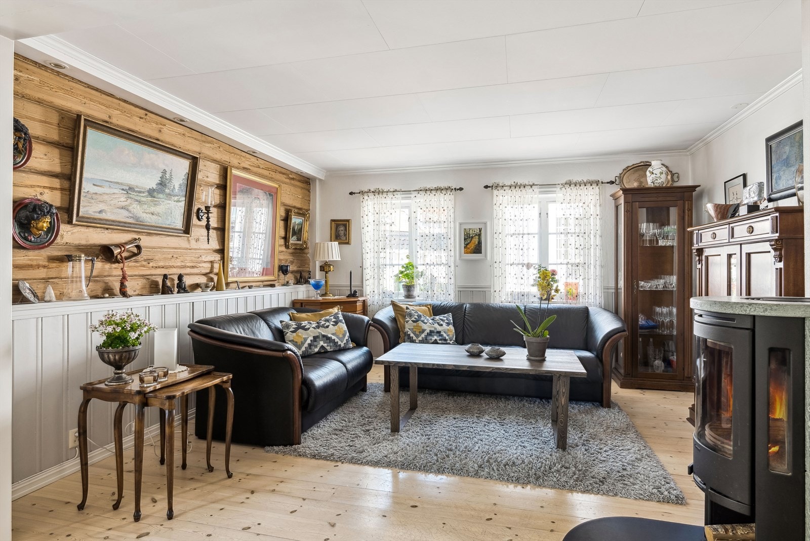 I stuen finner man også en flott vedovn Galleribilde