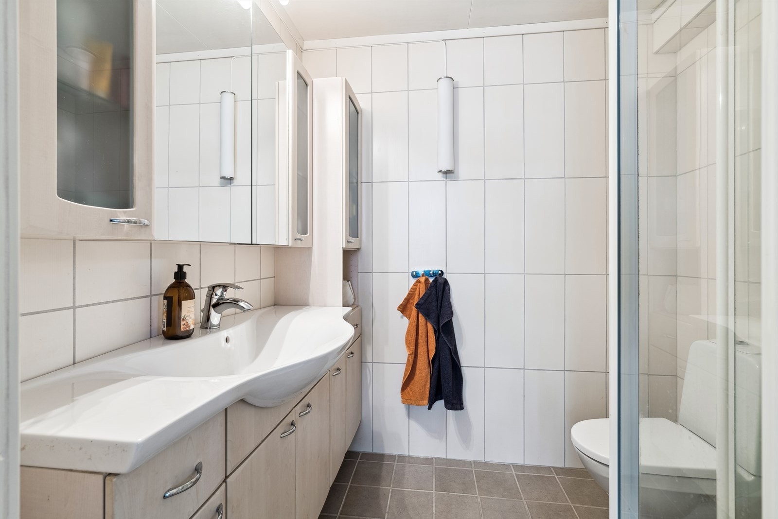 Lyst og pent baderom i 1. etasje Galleribilde