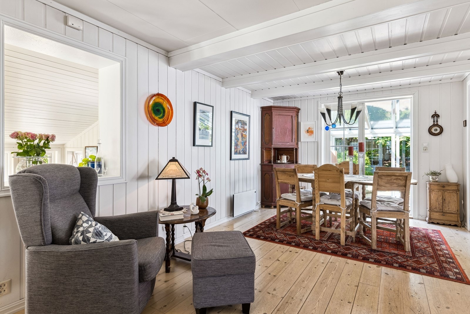 Stuen nyter godt av lysinnslipp fra gode vindusflater Galleribilde