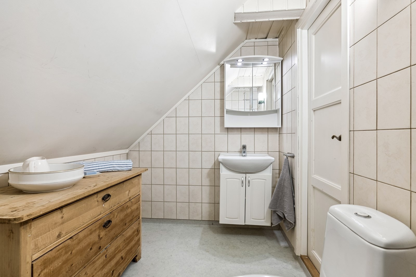 Baderommet i 2. etasjen har fliser på vegger og vinylbelegg på gulv Galleribilde