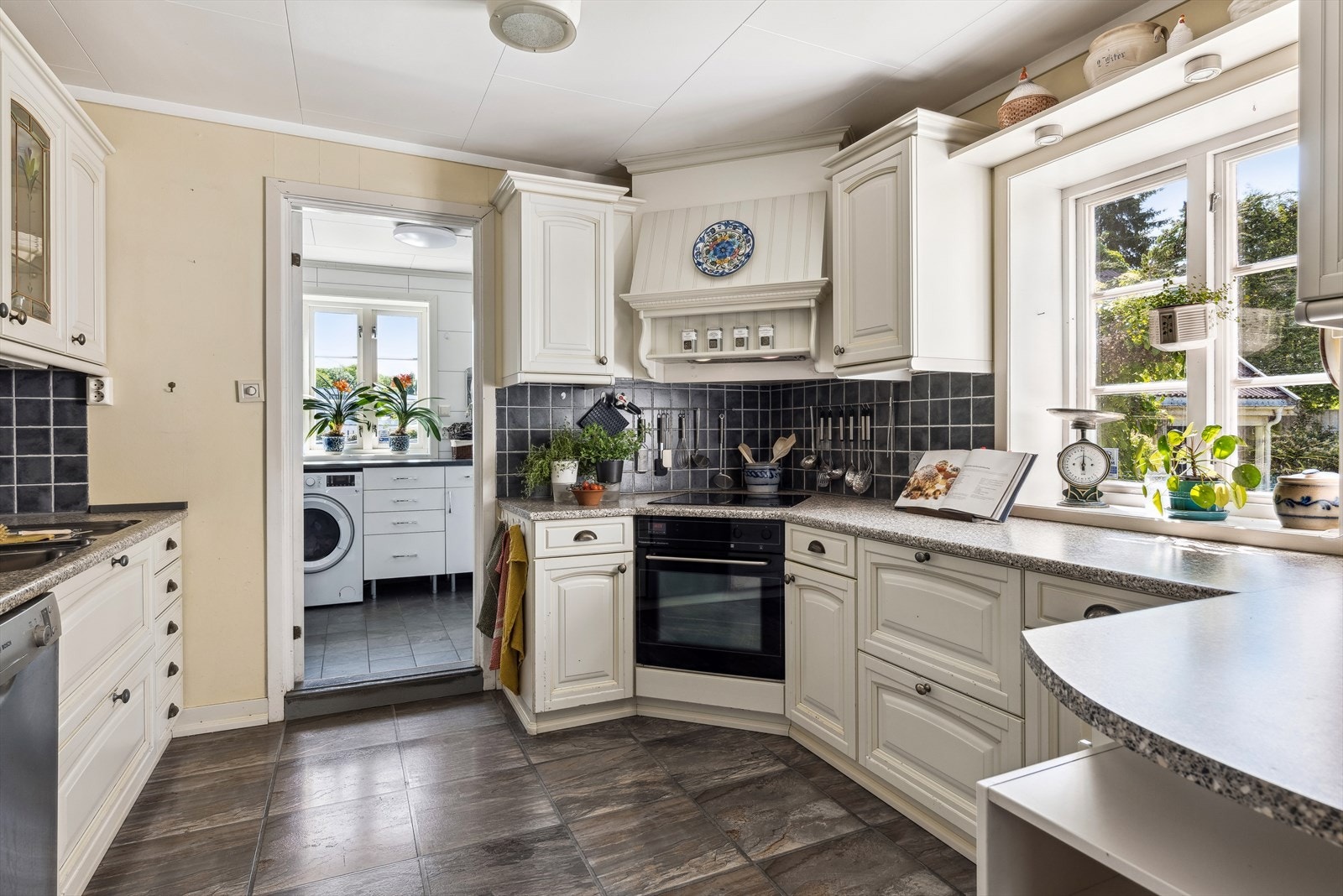 Lyst og innholdrikt kjøkken Galleribilde