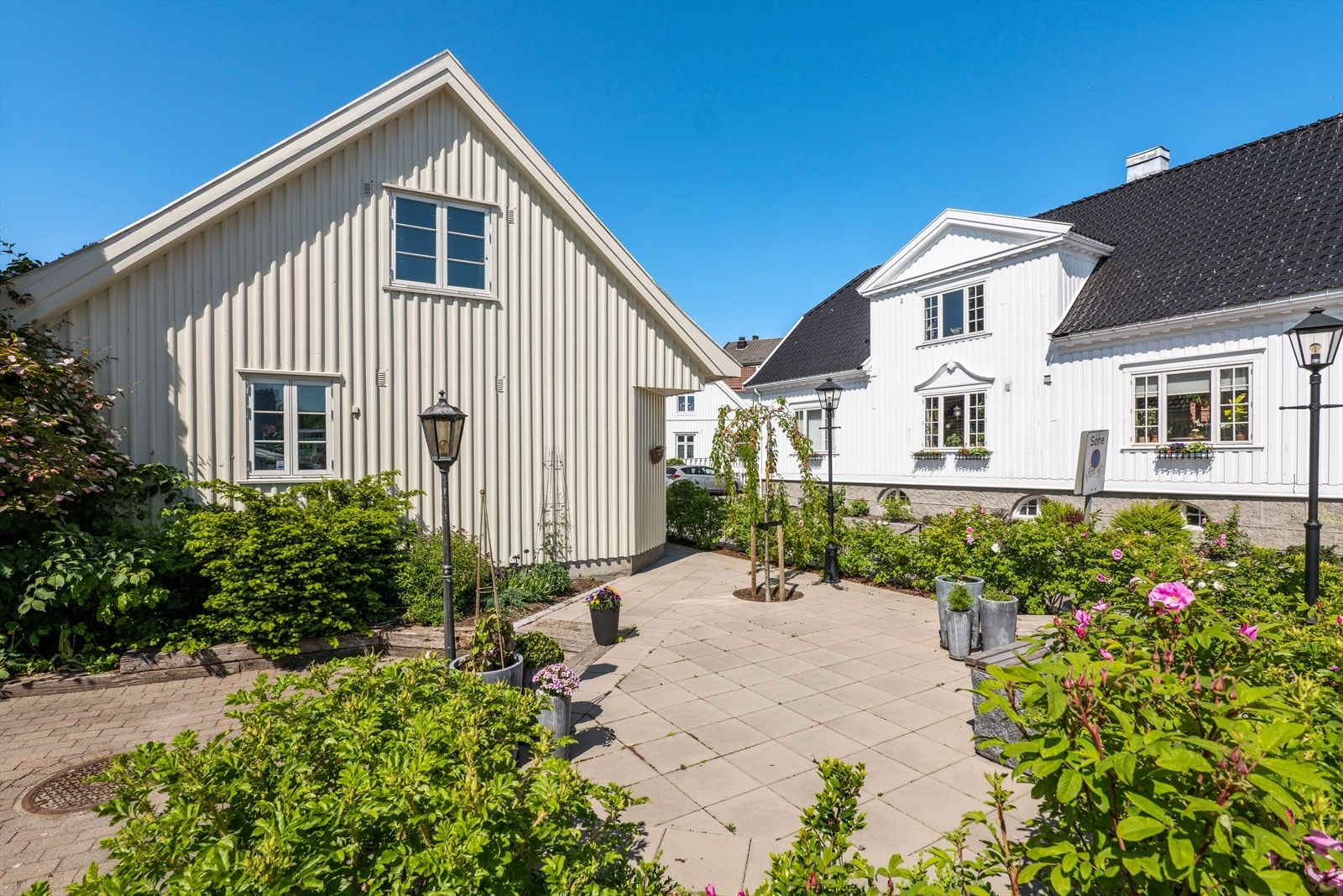 På tomten finner man flotte stenbelagte partier Galleribilde