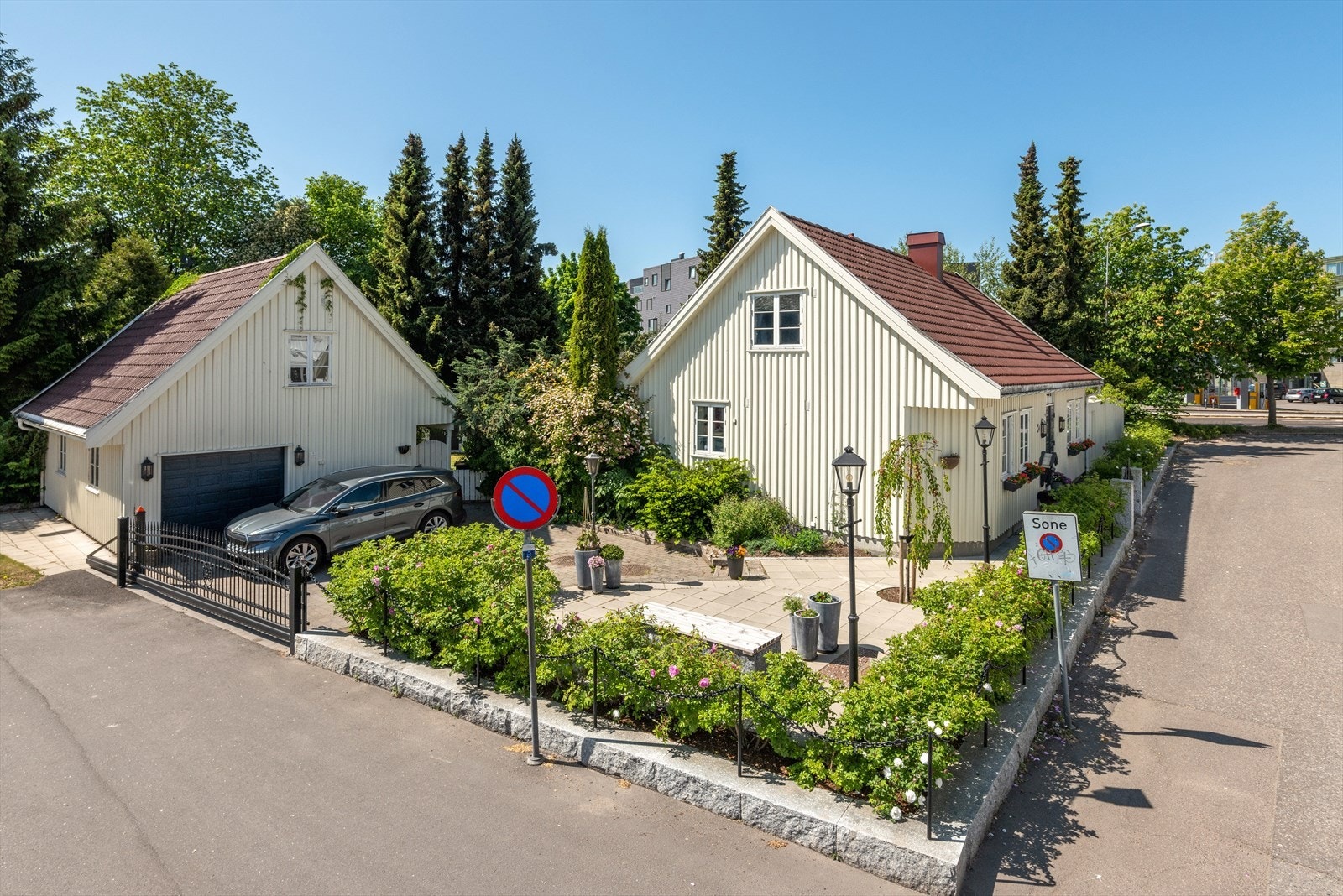 Det er plass til to biler på gårdsplassen. Galleribilde