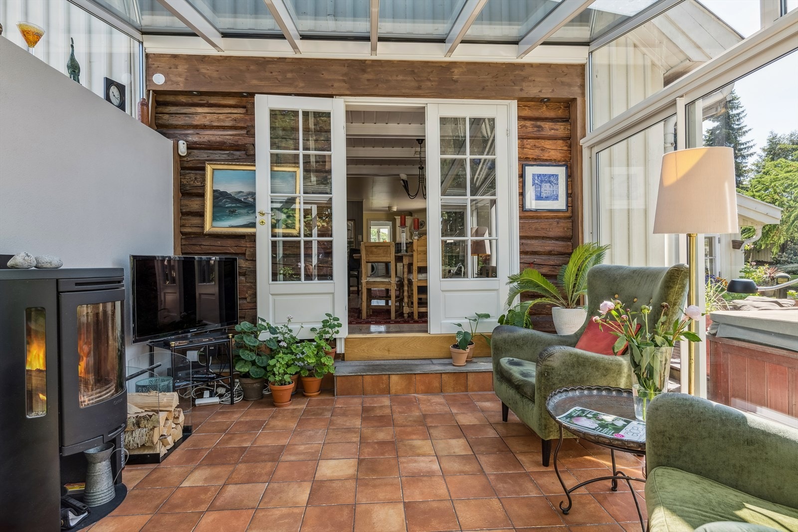 Boligen har i dag også en innglasset vintehage - ikke godkjent, se punkt ferdigattest Galleribilde