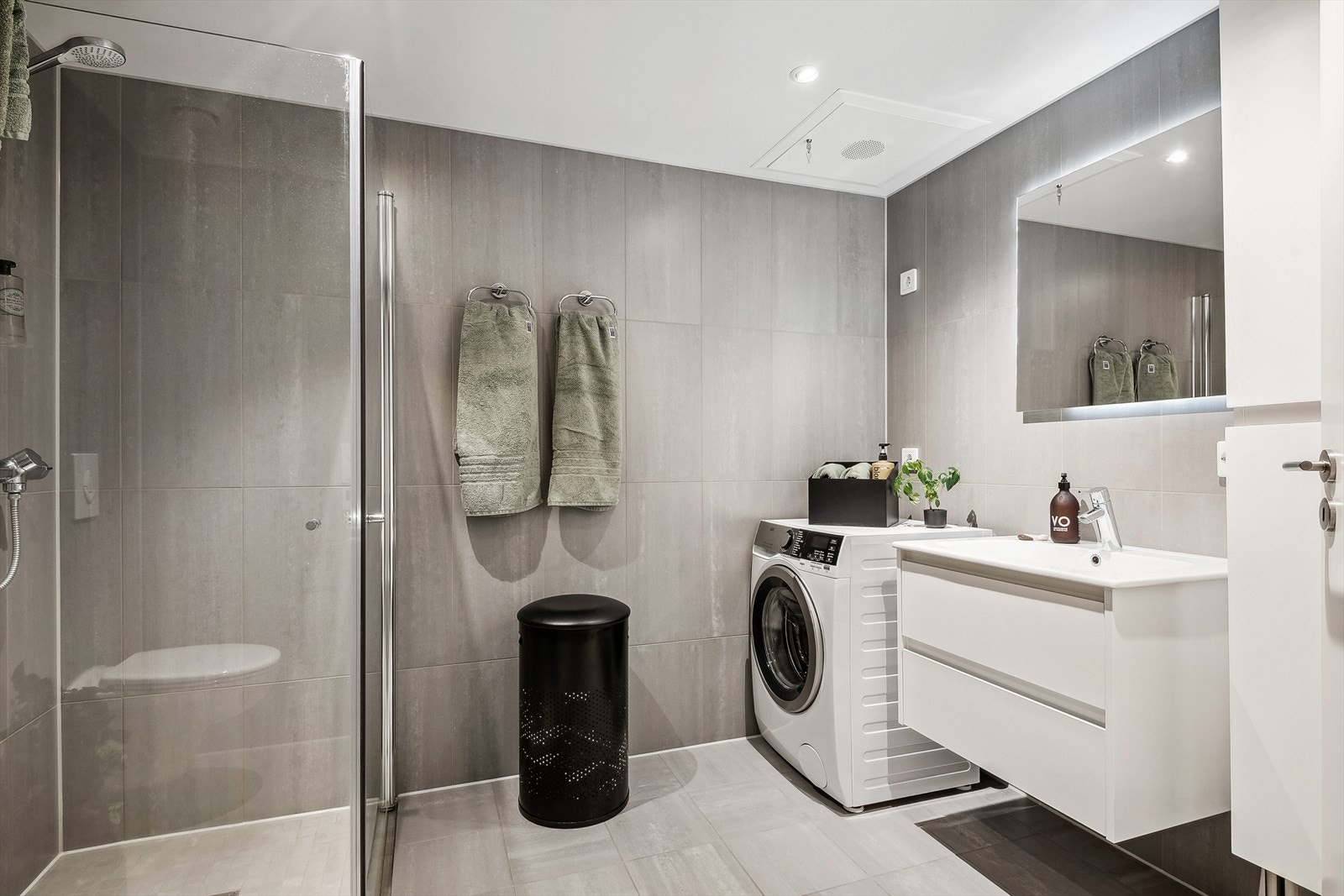 Lekkert fliselagt baderom, med fliser på vegger og gulv. Galleribilde