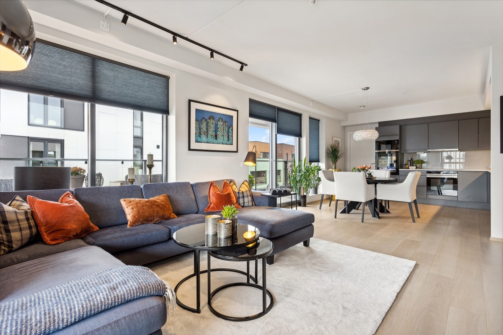 Kjøkken er beliggende i åpen løsning til stuen, som gjør rommet mer sosialt ved besøk. Galleribilde