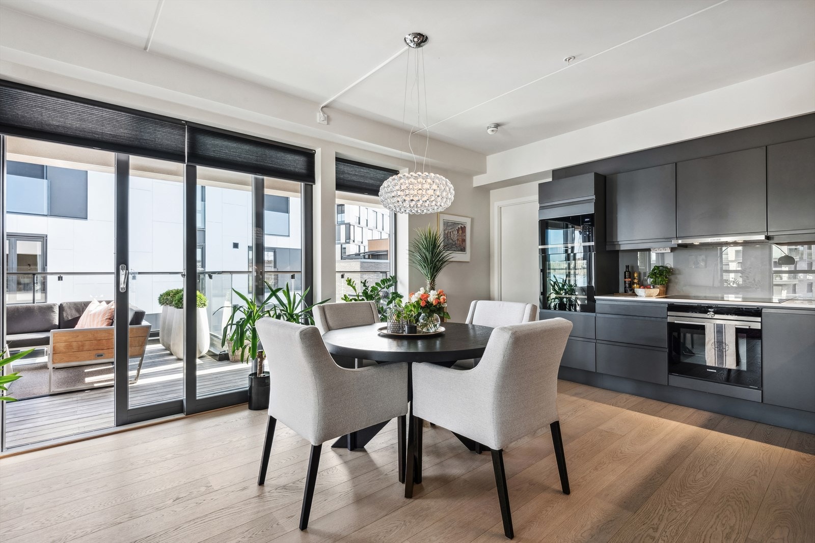 I tilknytning til kjøkkenet kan spisestuen enkelt plasseres, hvor hyggelig selskap og hyggelige måltider kan spises! Galleribilde