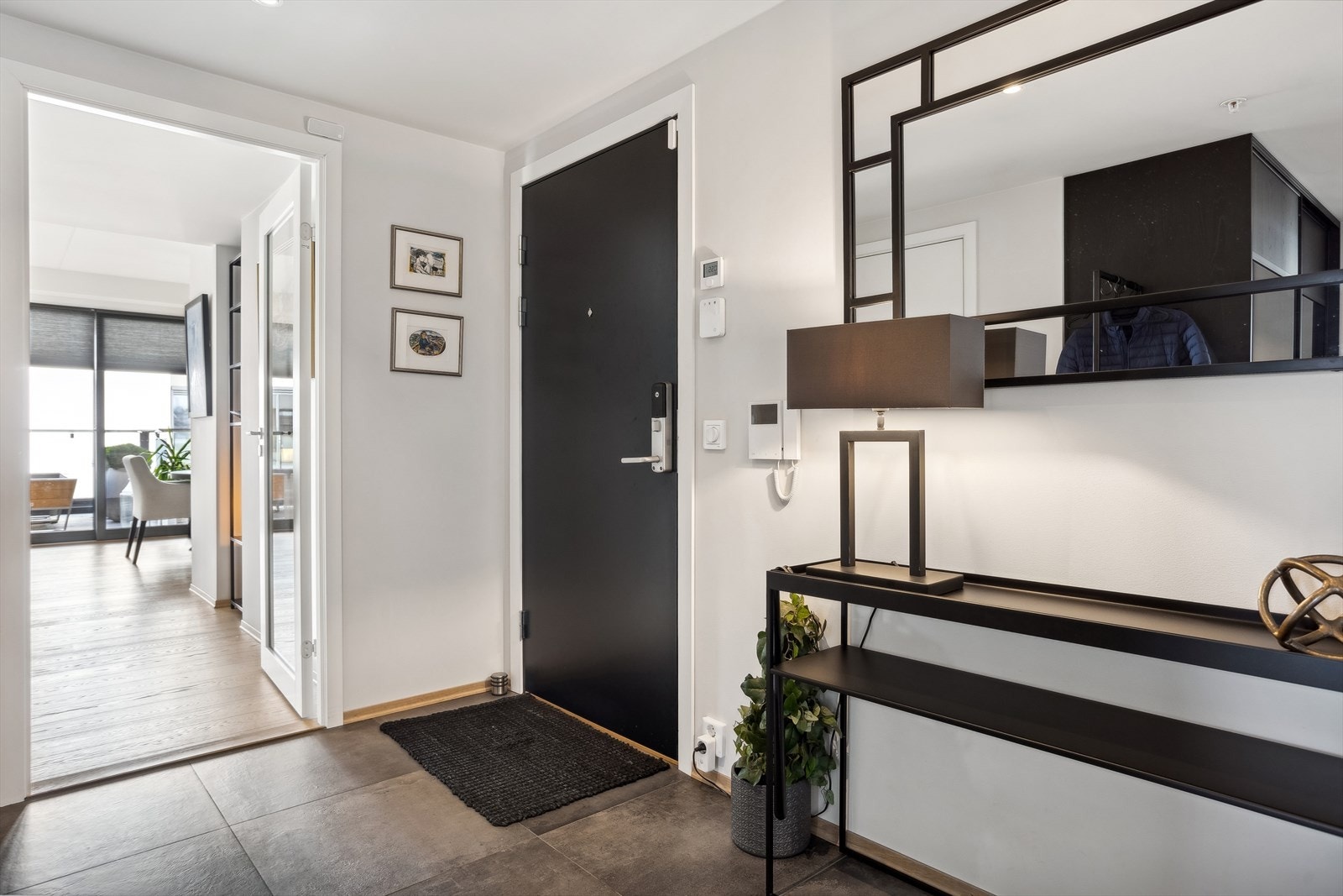 Velkommen inn - her ønskes du velkommen inn i lys entré med god plass til oppbevaring av yttertøy. Galleribilde