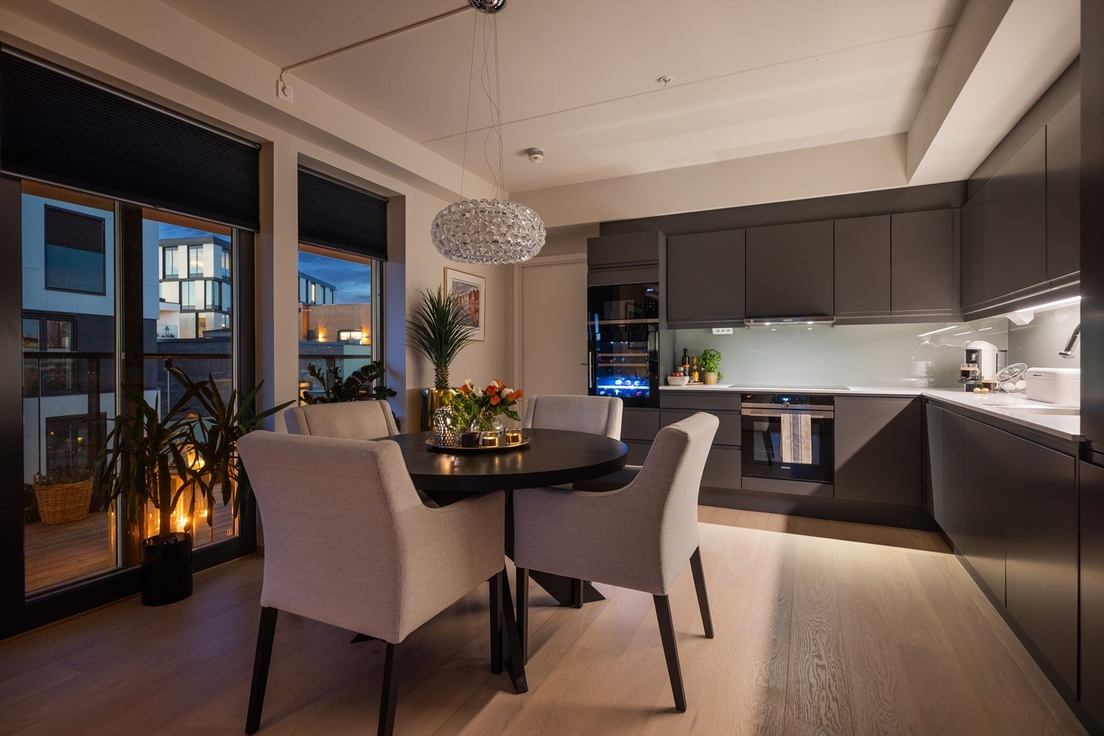 Kjøkkenet utstyrt med integrerte hvitevarer: komfyr, induksjonstopp, kombinert kjøleskap, mikrobølgeovn, vinskap og oppvaskmaskin. Galleribilde