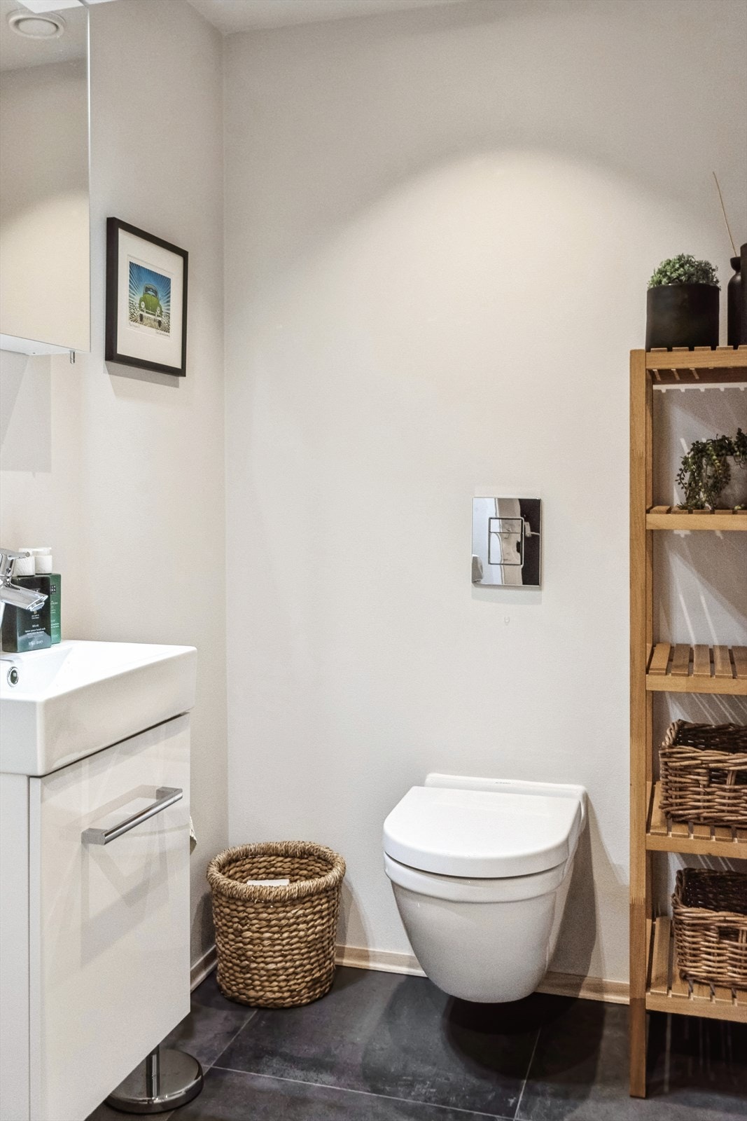 Leiligheten har eget toalettrom, som er praktisk ved besøk. Rommer er utstyrt med servant med underskap, speil og vegghengt toalett. Galleribilde