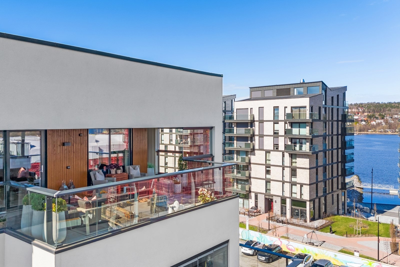 Eiendommen har en fin beliggenhet med utsikt mot Mossesundet og med nær tilknytning til sjø og bysentrum. Galleribilde