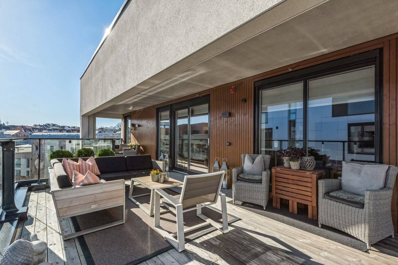 Fra stuen er det utgang til solrik delvis overbygd takterrasse på 55 kvm. Galleribilde