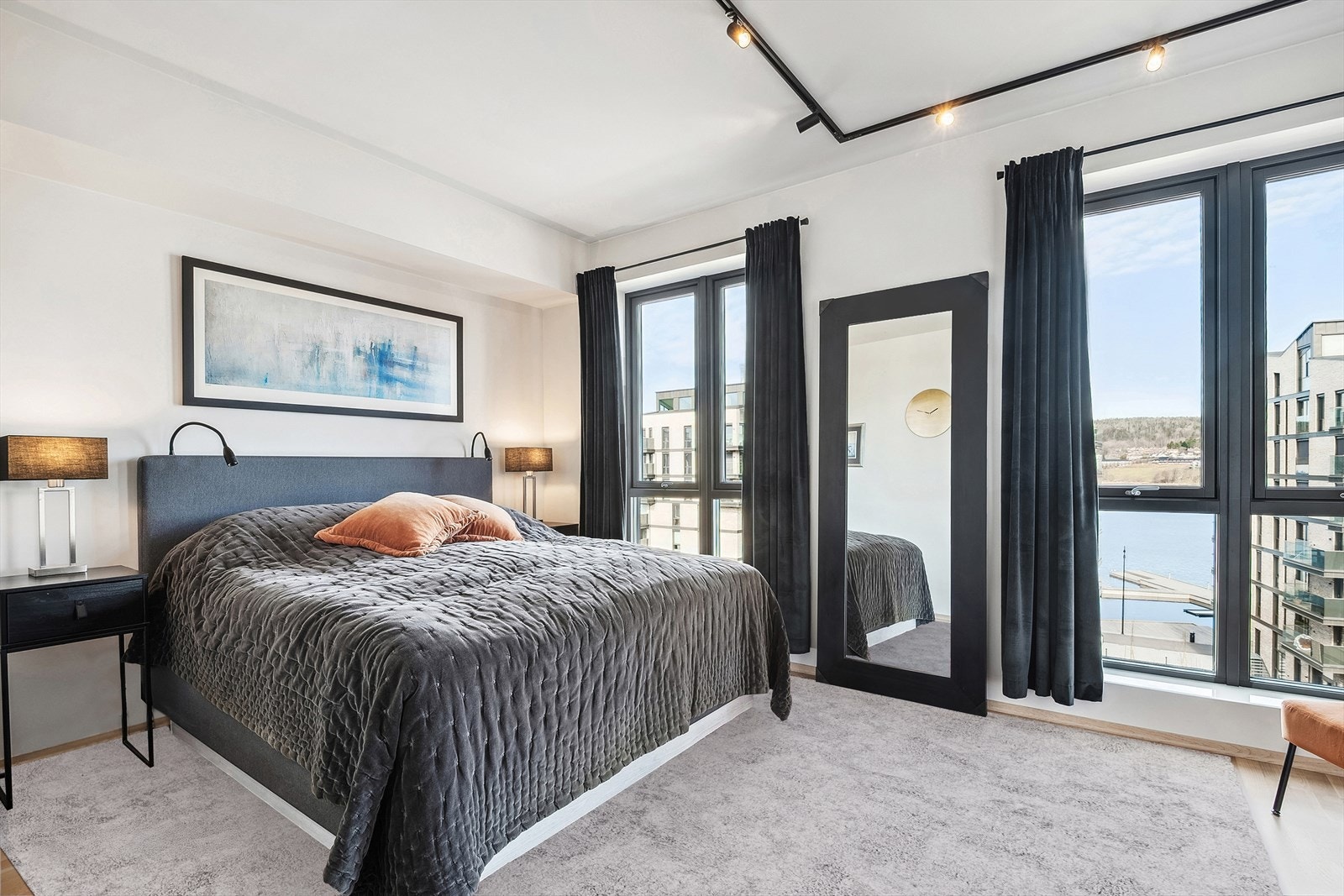 Hovedsoverommet byr også på store vindusflater som slipper inn mye naturlig lys. Galleribilde