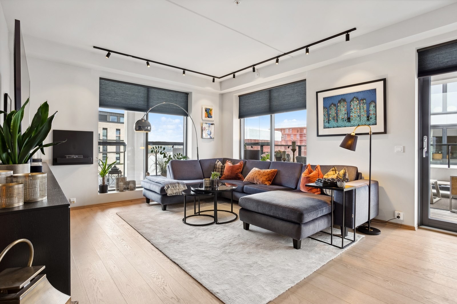 Store vindusflater som slipper inn rikelig med naturlig sollys Galleribilde