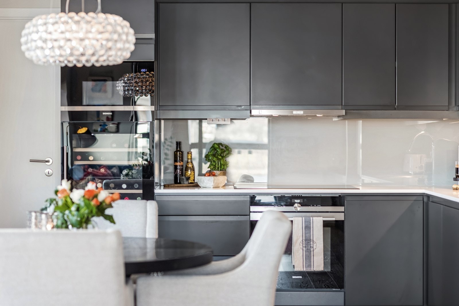 Innredningen består av mørke, slette fronter og benkeplate av corestone. Galleribilde