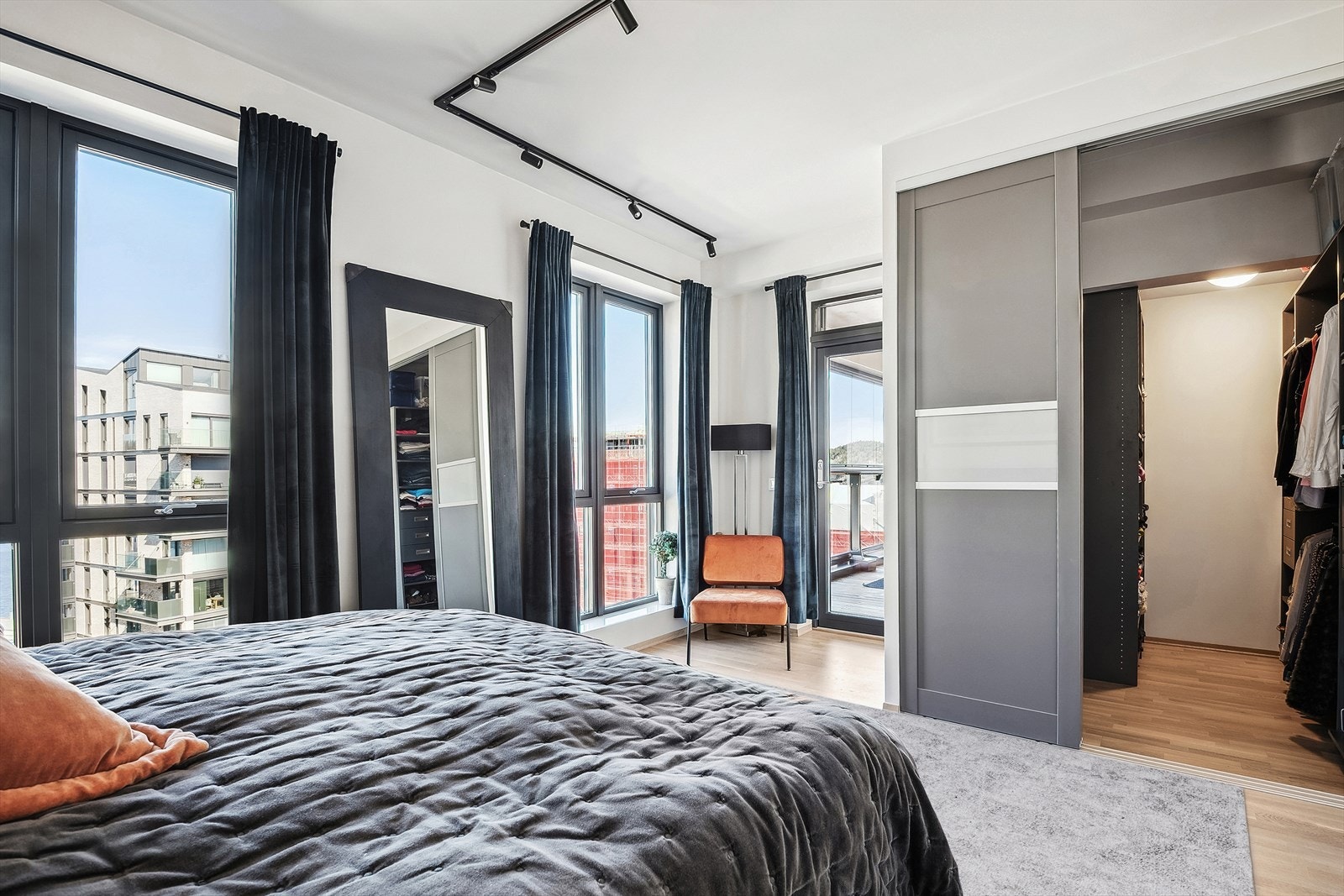 Hovedsoverommet har et praktisk walk-in closet og utgang til takterrassen Galleribilde