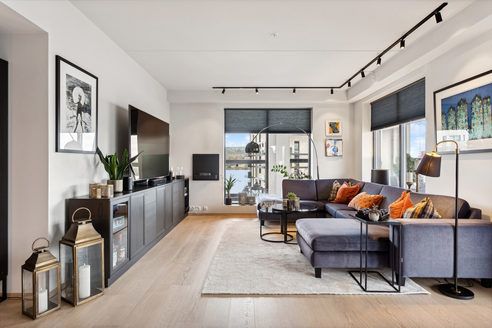 Stuen er romslig, og har god plass til flere møbleringsmuligheter for å skape den stuen du selv ønsker. Det er ekstra god takhøyde i stuen som gir en luftig følelse. Galleribilde