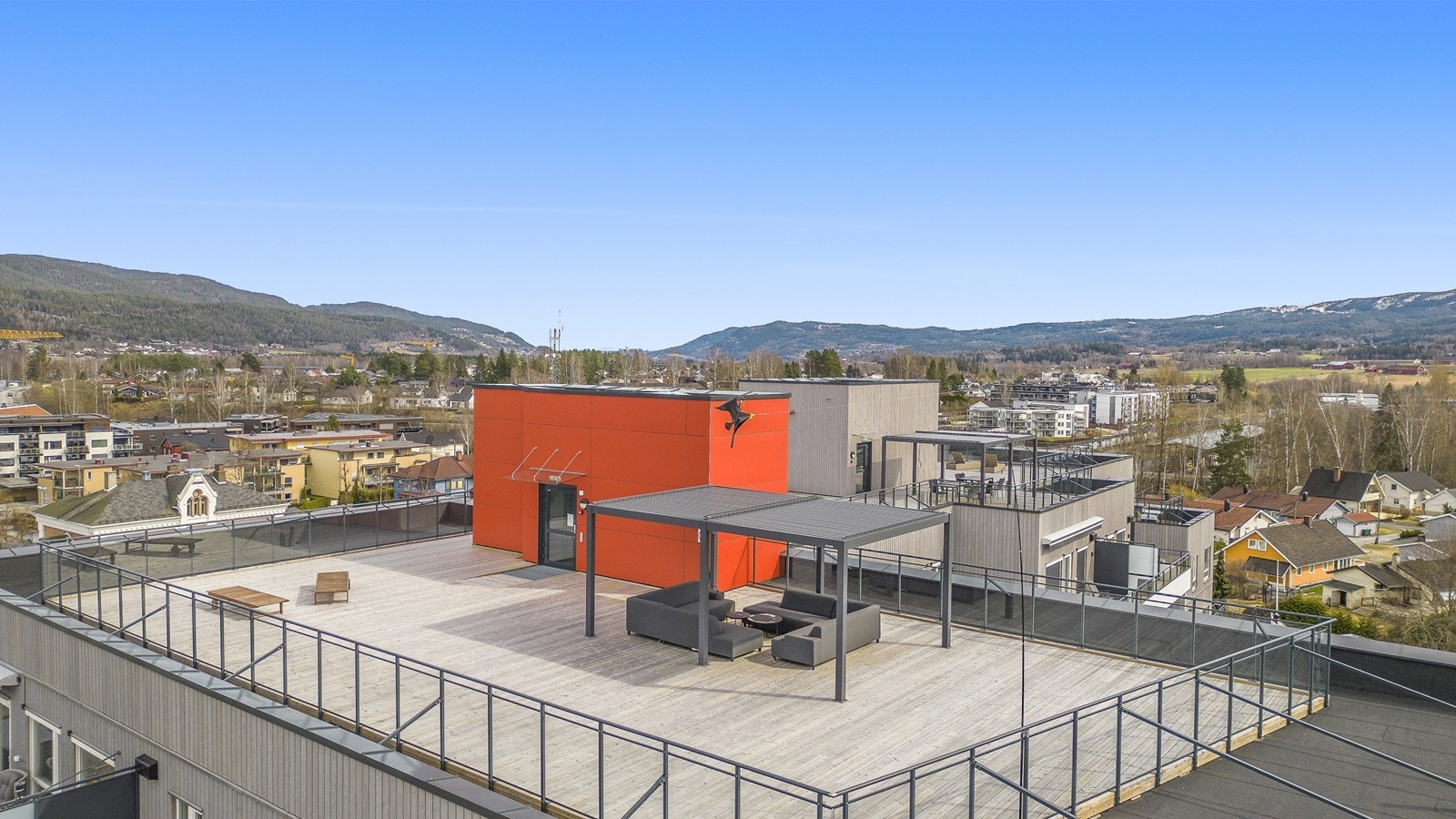 Sameiet har i tillegg stor felles takterrasse med utsikt og sol fra alle retninger Galleribilde