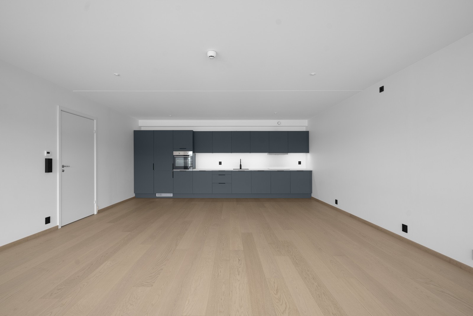 Moderne kjøkkeninnredning med integrerte hvitevarer Galleribilde