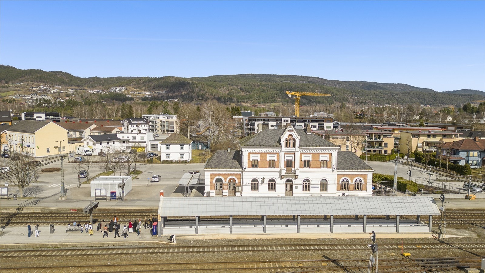 Hokksund Stasjon med gode togavganger mot Drammen og Oslo Galleribilde