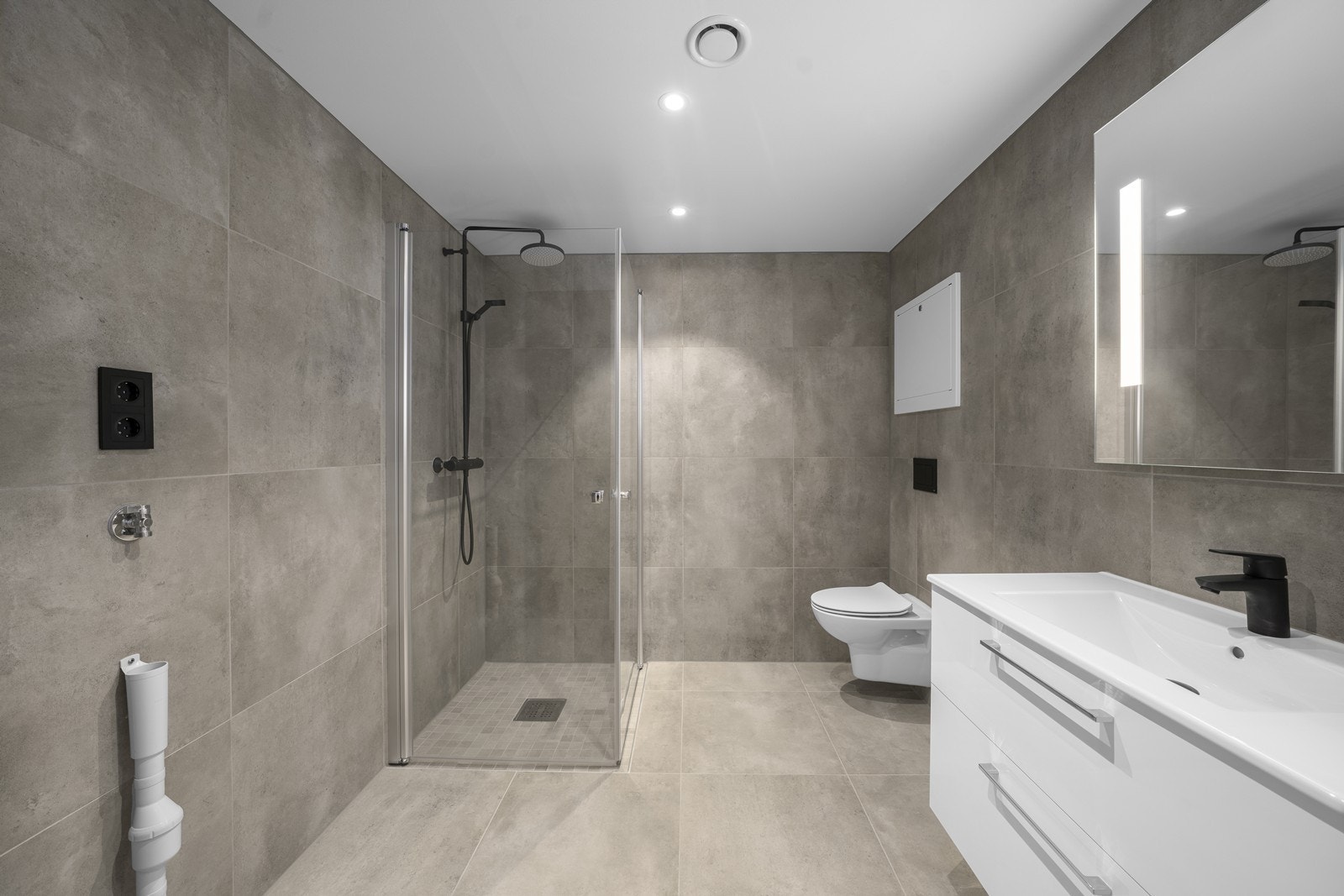 Moderne flislagt bad/wc/vaskerom Galleribilde