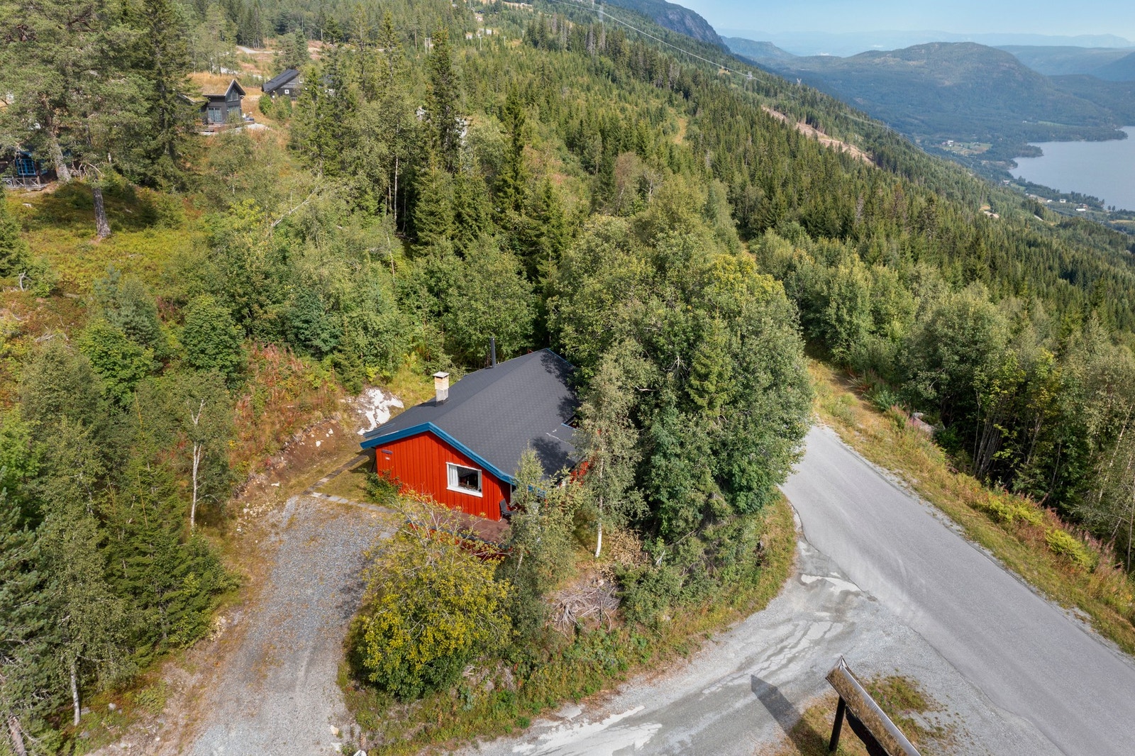 Koselig hytte på solrik tomt med 4 soverom og badstue. Galleribilde
