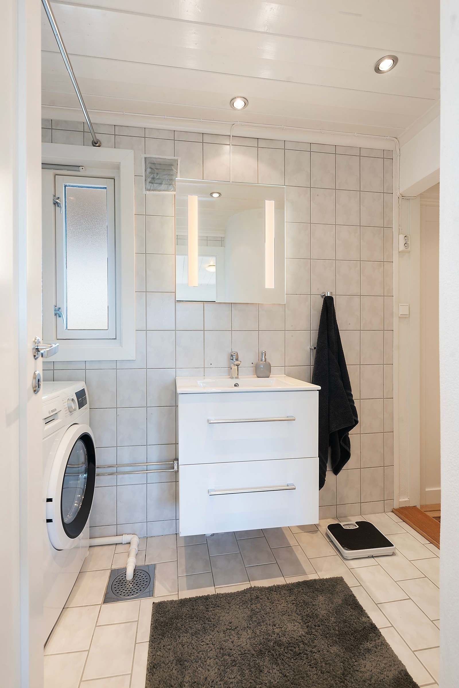 Badet med opplegg for vaskemaskin Galleribilde