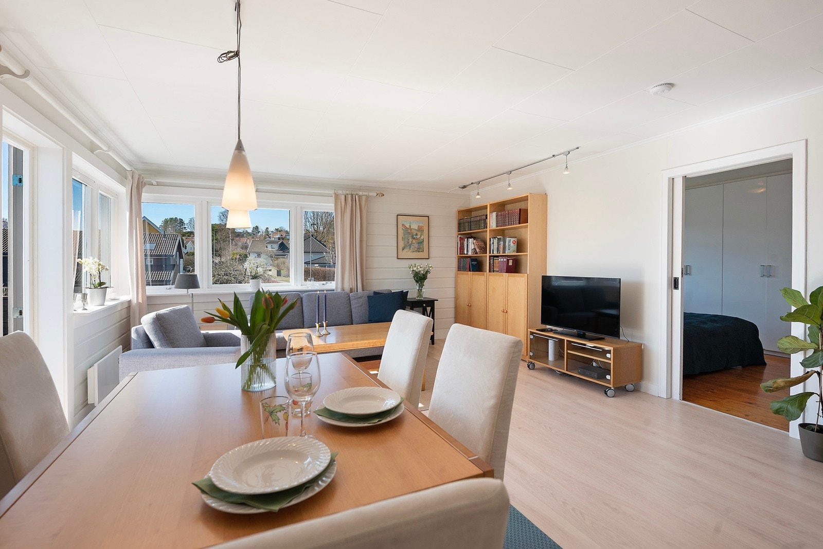 Stuen har god plass til spisebord og sofaløsning Galleribilde