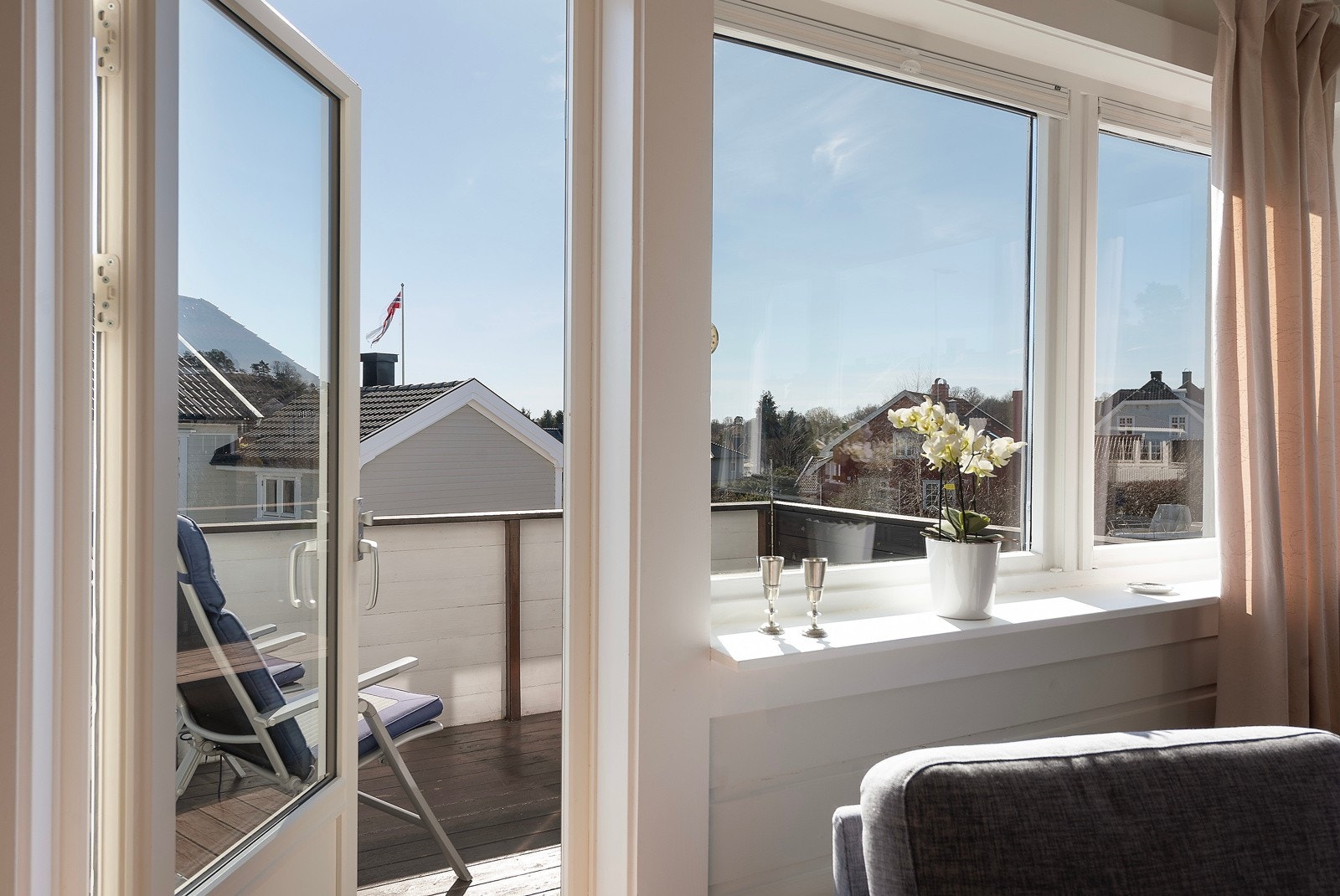 Fin og solrik balkong til sol tidlig på dagen til langt utpå kvelden Galleribilde