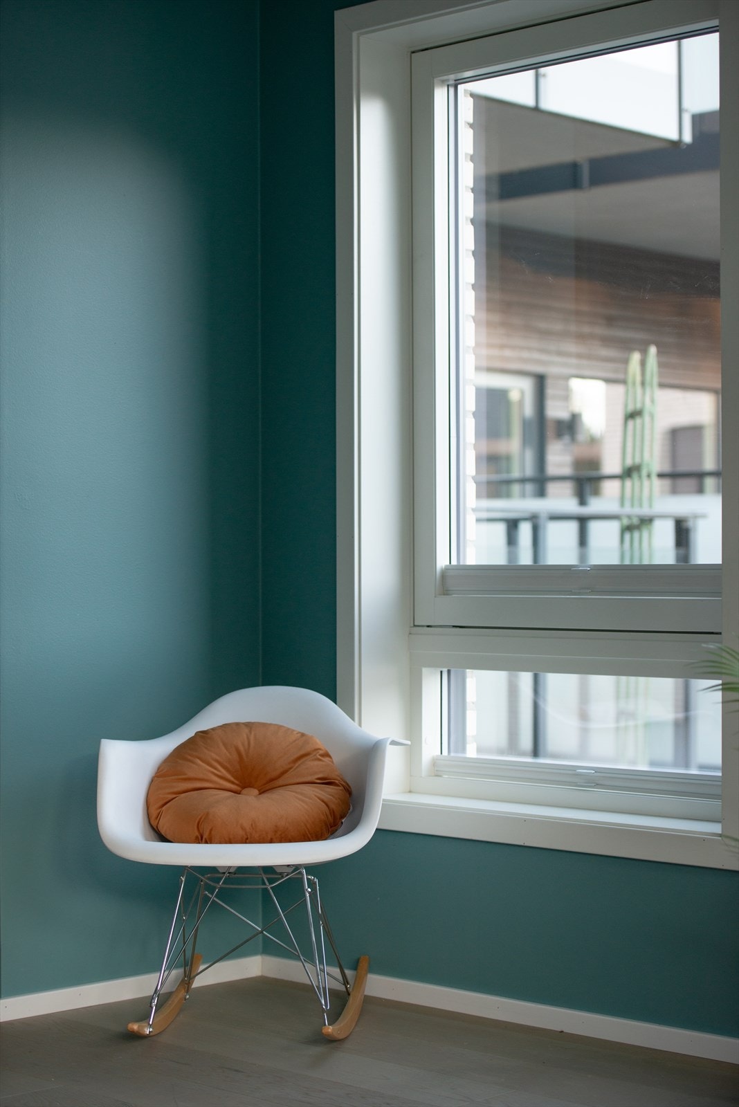 De kule fargevalgene skaper en helt egen atmosfære i leiligheten. Galleribilde