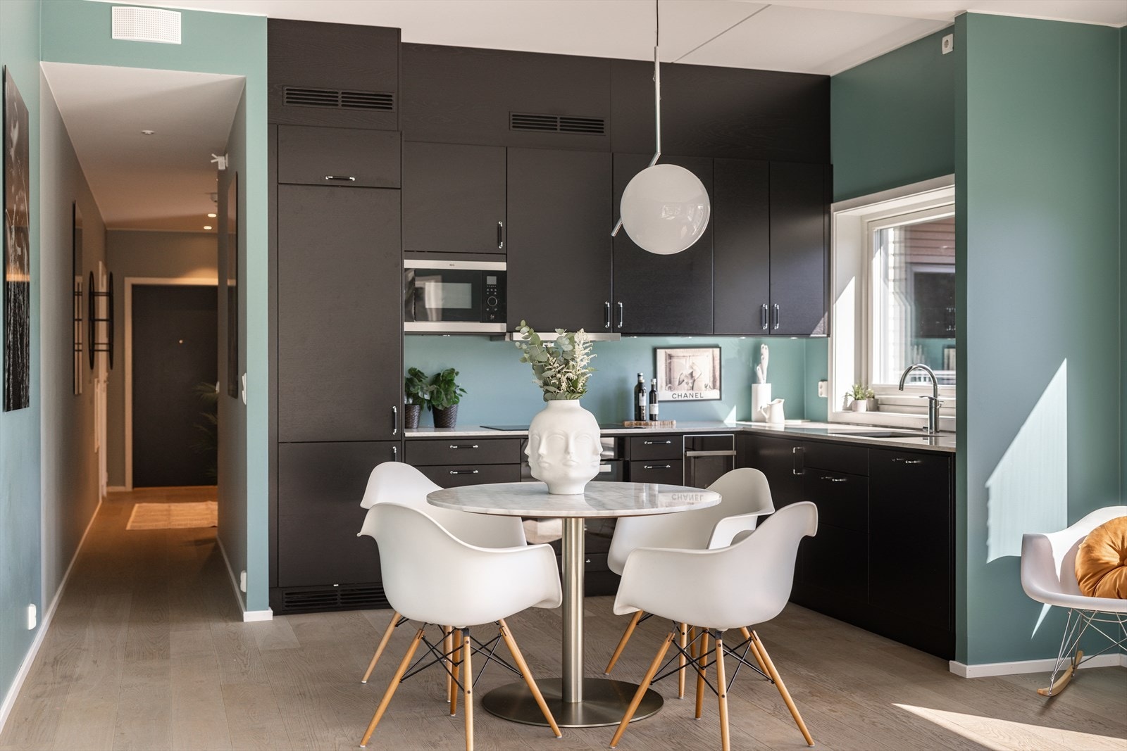 Kjøkkenet er elegant integrert med stilrene fronter og alt du trenger av moderne hvitevarer - her ligger alt til rette for matlaging og hygge med venner og familie. Galleribilde