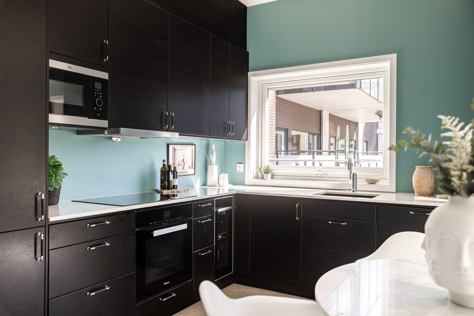 Her er ingenting overlatt til tilfeldighetene. Et stort vindu gir rikelig med lys til matlagingen. Galleribilde