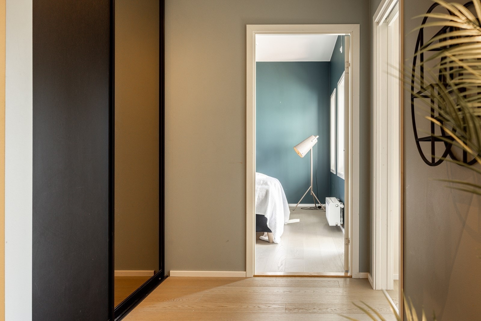 En lekker gang fører deg mellom rommene. Her finner du også en praktisk skyvedørsgarderobe som gir godt med lagringsplass. Galleribilde