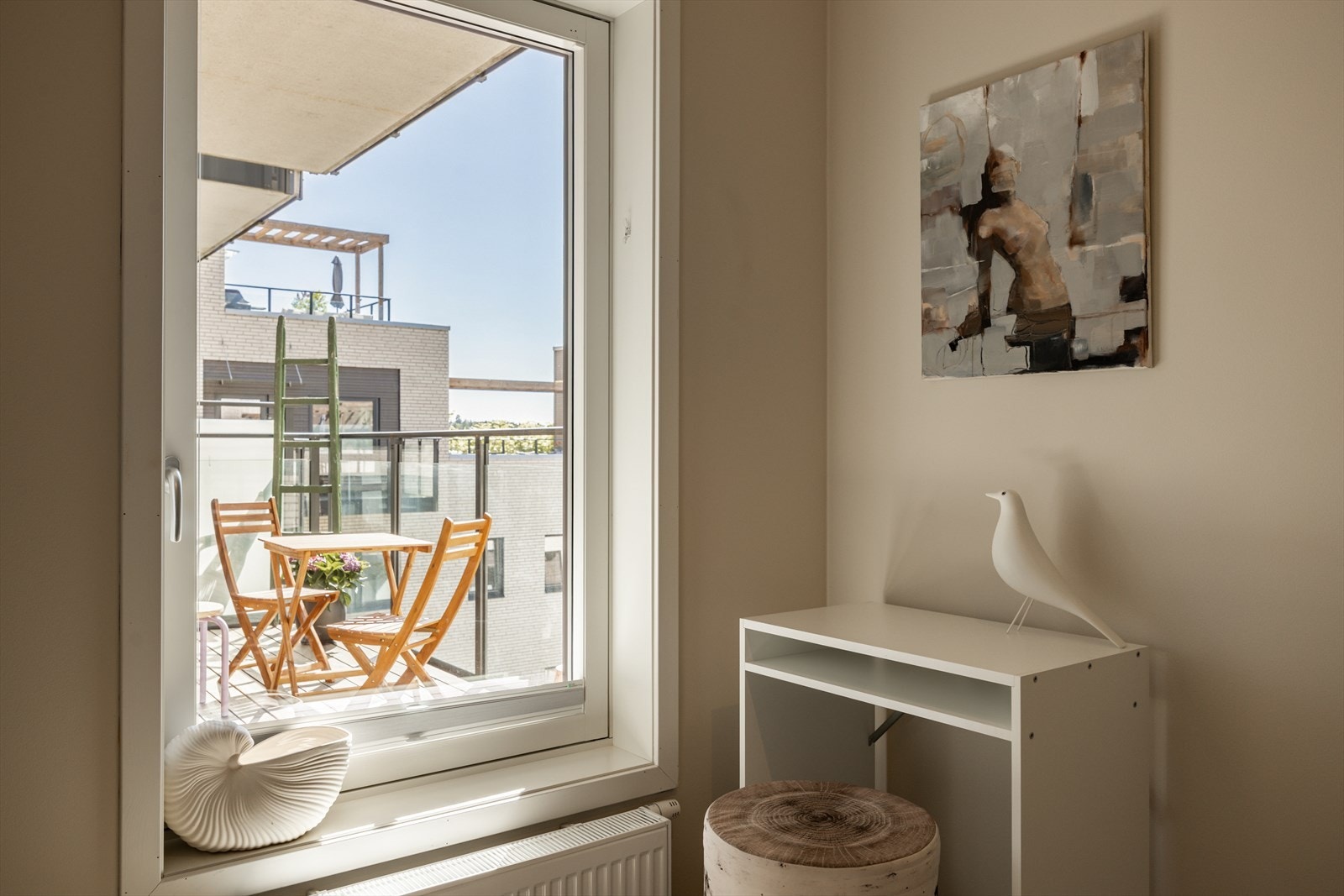 Store vindusflater gir rikelig med naturlig lysinnslipp, som kombinert med duse fargetoner, skaper en behagelig atmosfære. Galleribilde