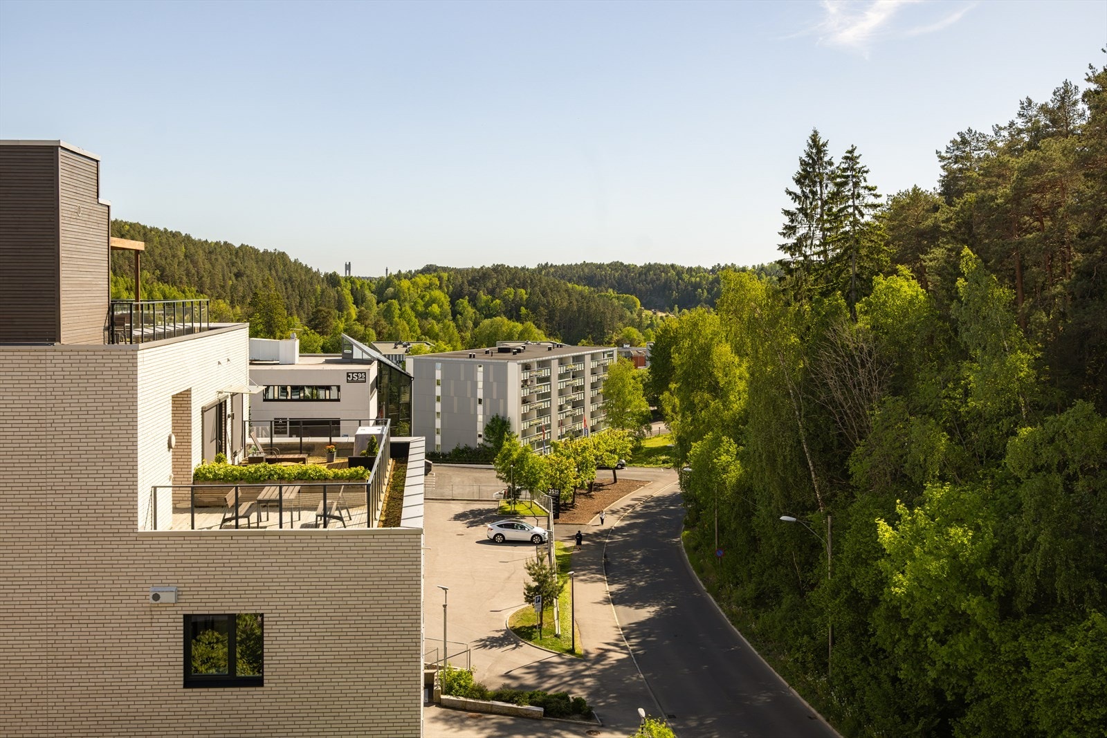 Her kombineres moderne komfort med grønne omgivelser og nærhet til både byen og naturen. Perfekt for deg som vil bo urbant, men ikke vil gå på kompromiss med kvalitet og trivsel. Galleribilde