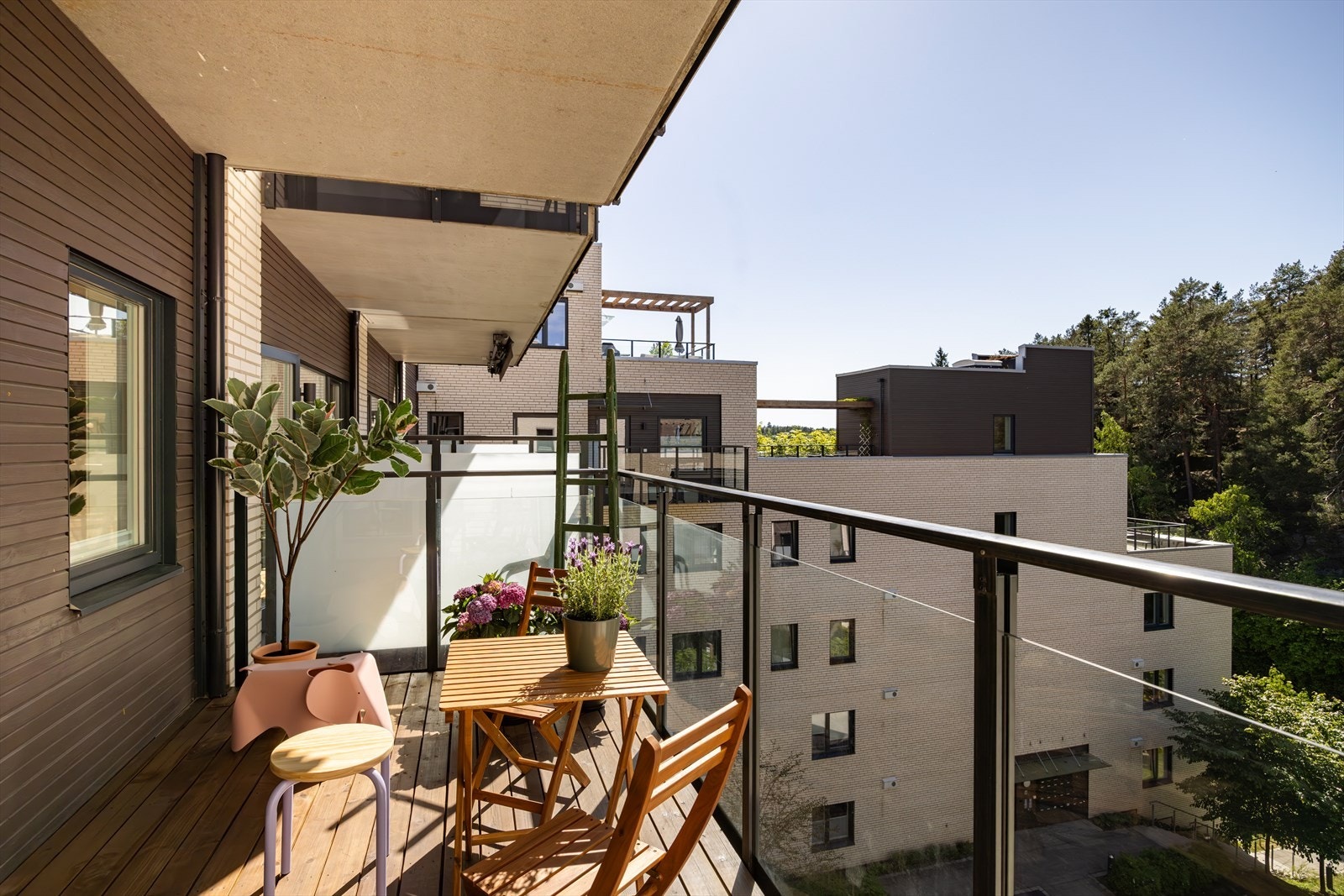 Rekkverket med glassfelter gir en åpen og luftig følelse. Galleribilde