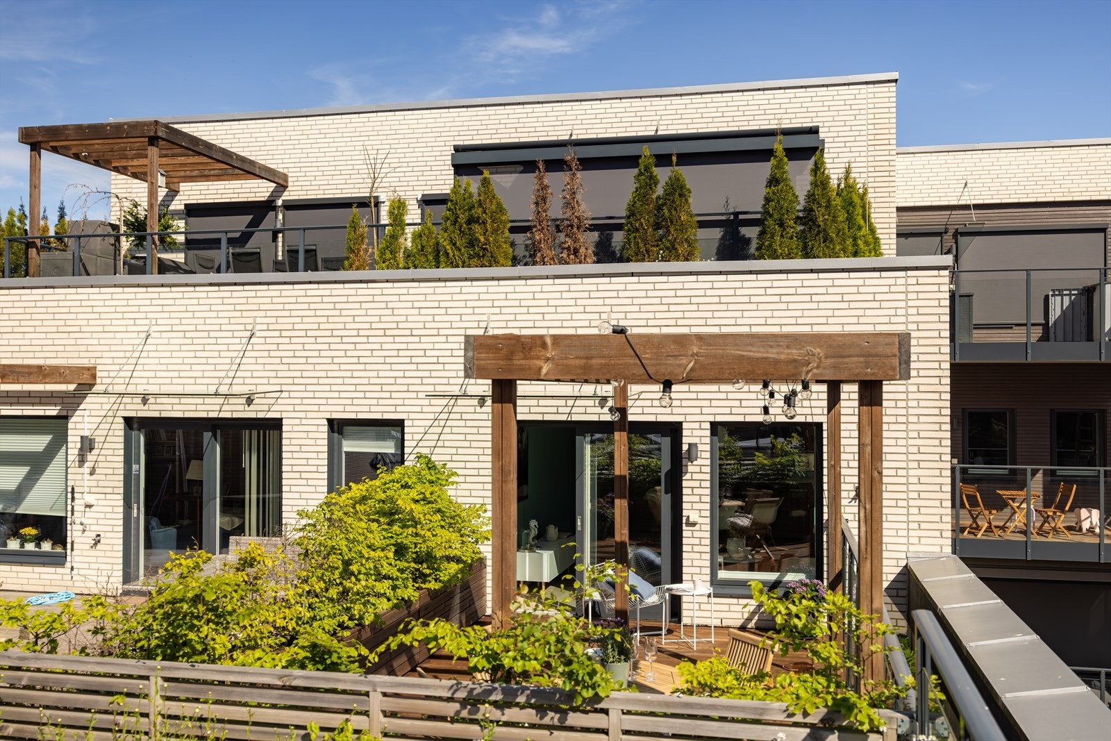 Solfylt og innbydende - perfekt for late sommerdager og hyggelige kvelder! Her får du et privat uterom med grønne omgivelser, pergola og plass til både lounge og spisegruppe. Galleribilde