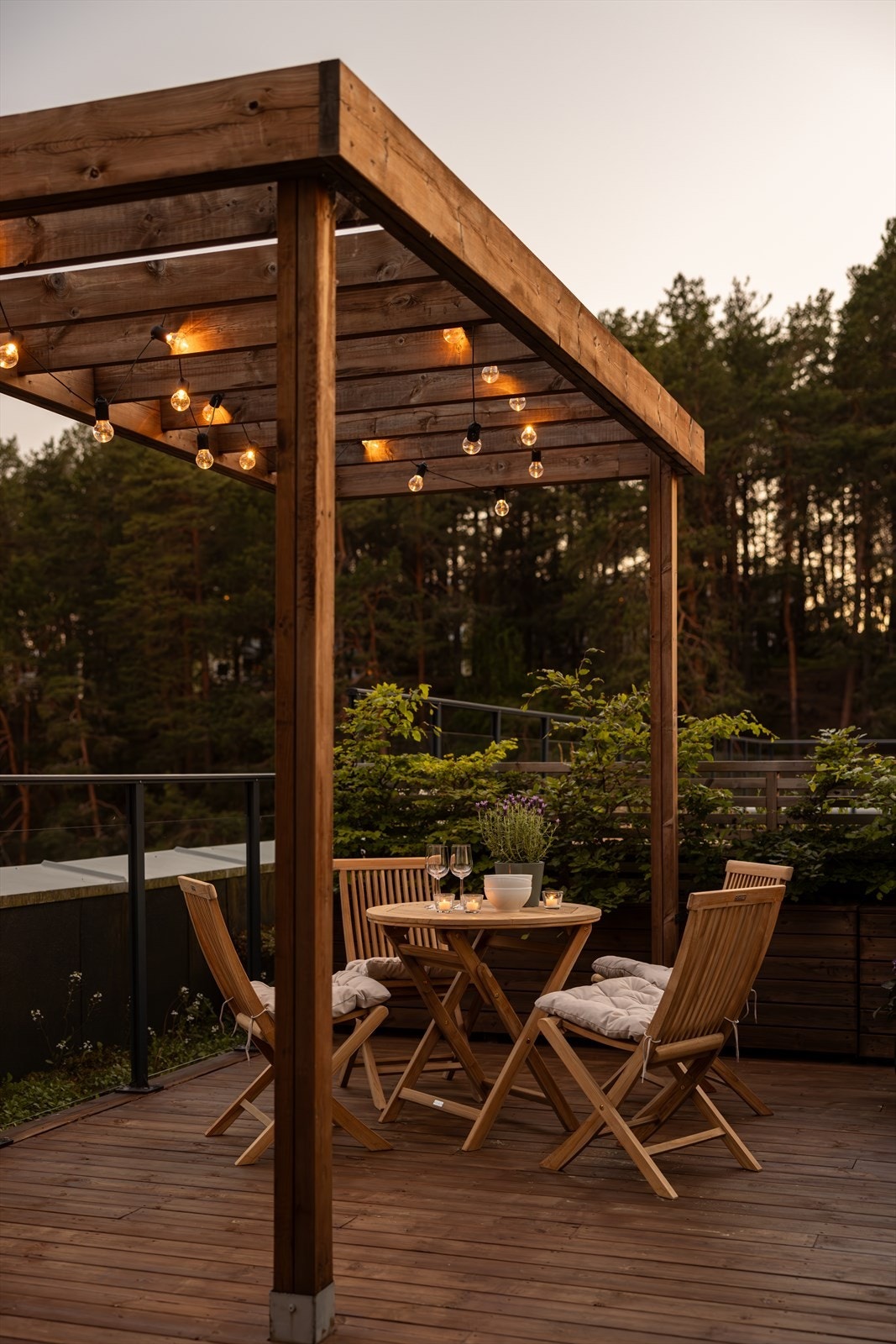 Nyt lange sommerkvelder på din egen takhage. Med tilnærmet ingen innsyn får du en lun og hyggelig atmosfære. Galleribilde