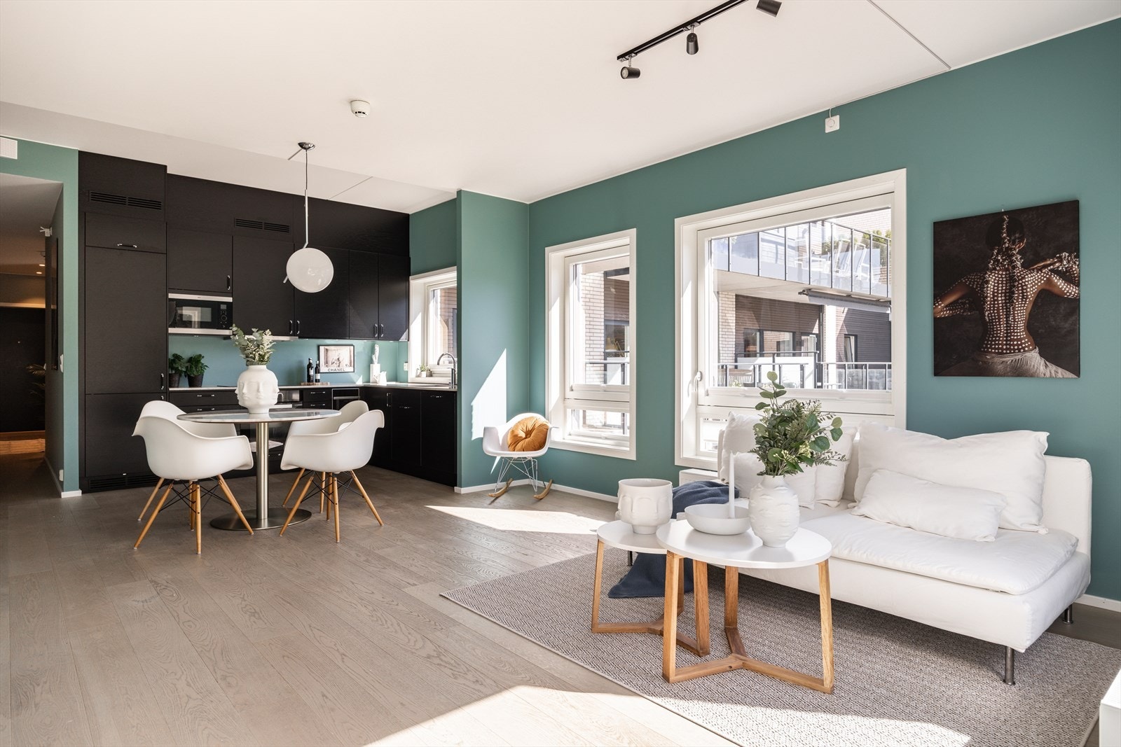 Her får du et sosialt allrom hvor du kan holde gjestene underholdt mens du disker opp middagen. Galleribilde