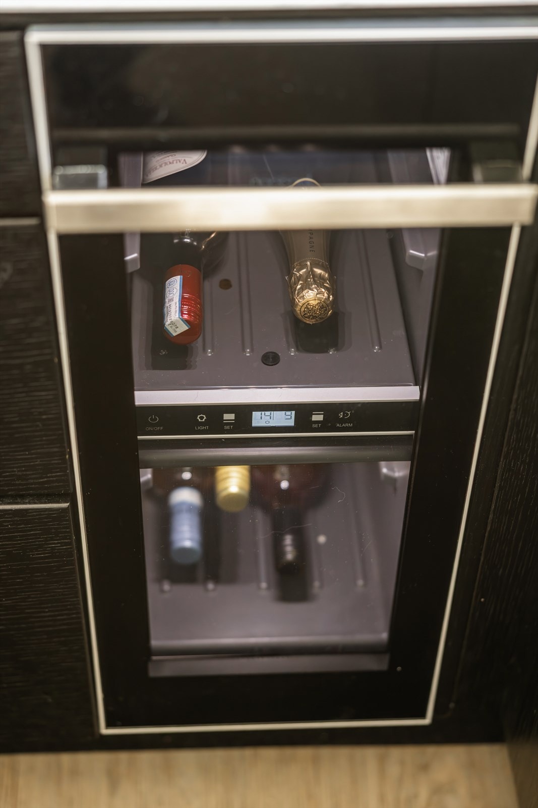 Kjøkkenet er i nyere tid oppgradert med integrert vinskap. Galleribilde