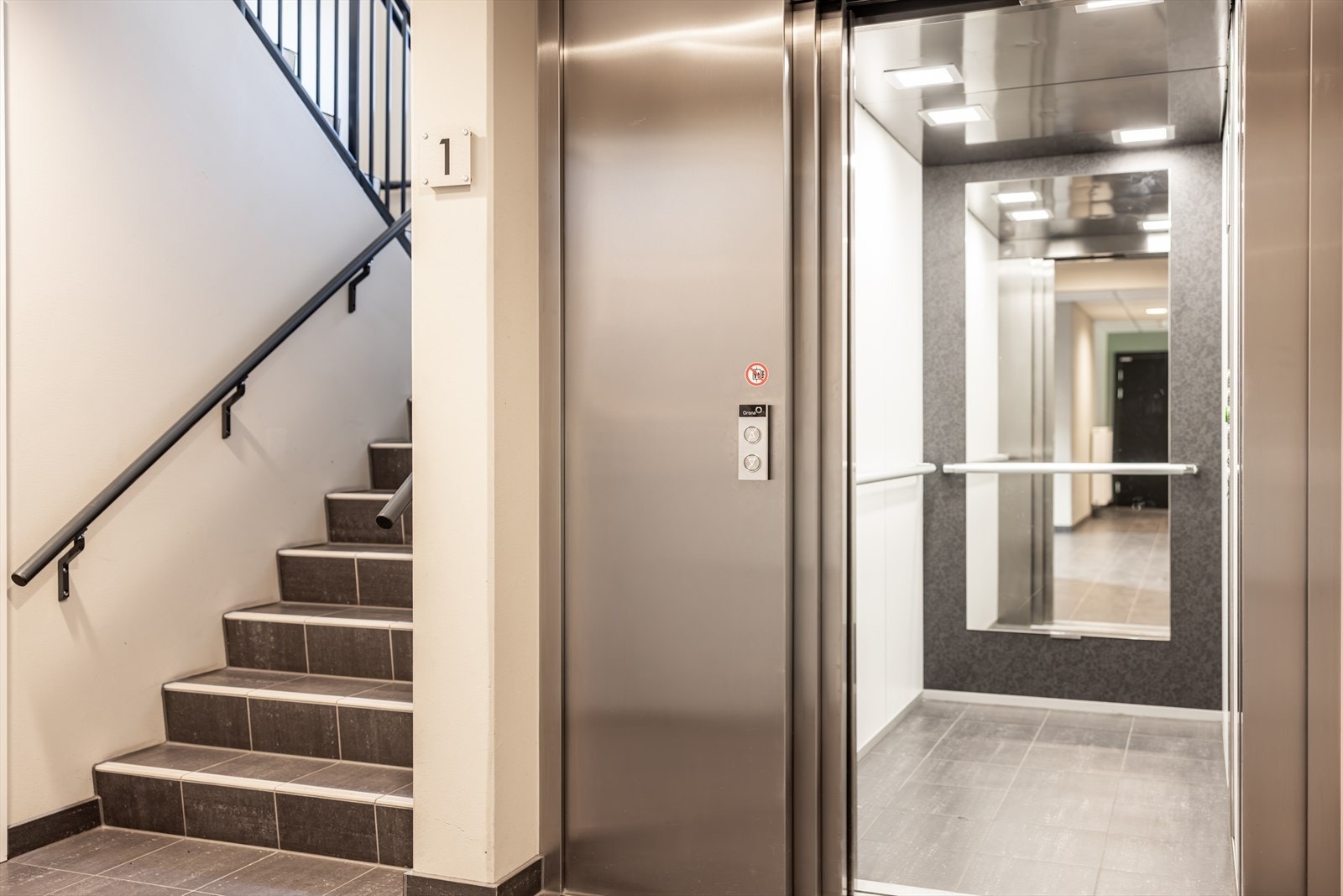 Her får du easy living i et nytt og moderne bygg. Heisen fører deg enkelt opp til leiligheten. Galleribilde