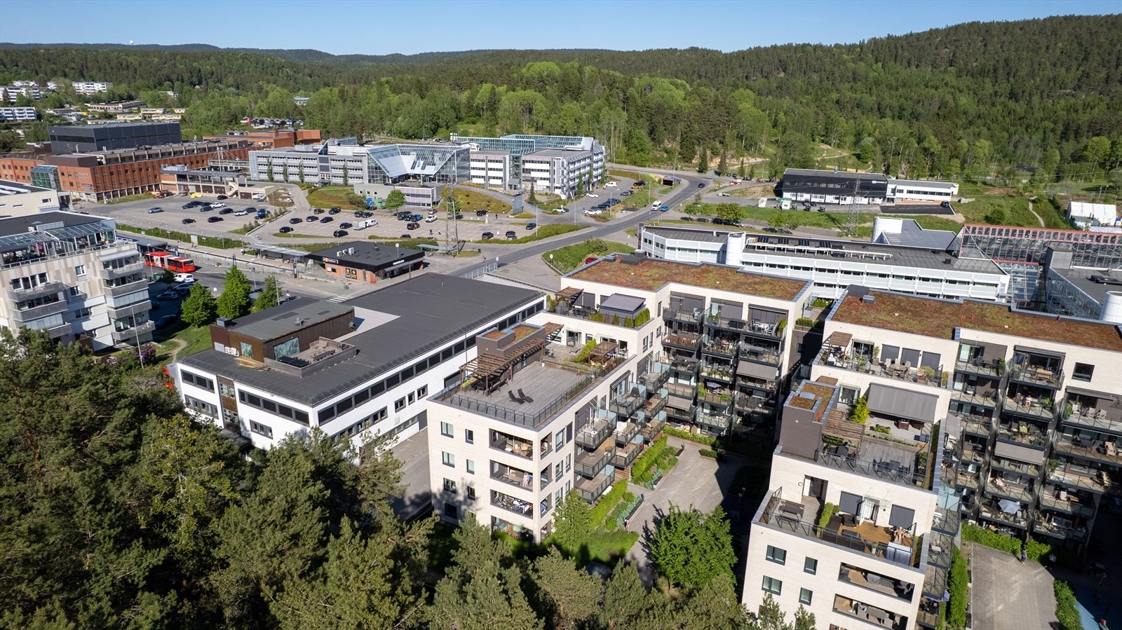 Her har du alt du måtte trenge i nærheten. i Umiddelbar nærhet finner du både buss, t-bane og flybuss. Det er også kort vei til handlemuligheter, skoler og barnehager. Galleribilde