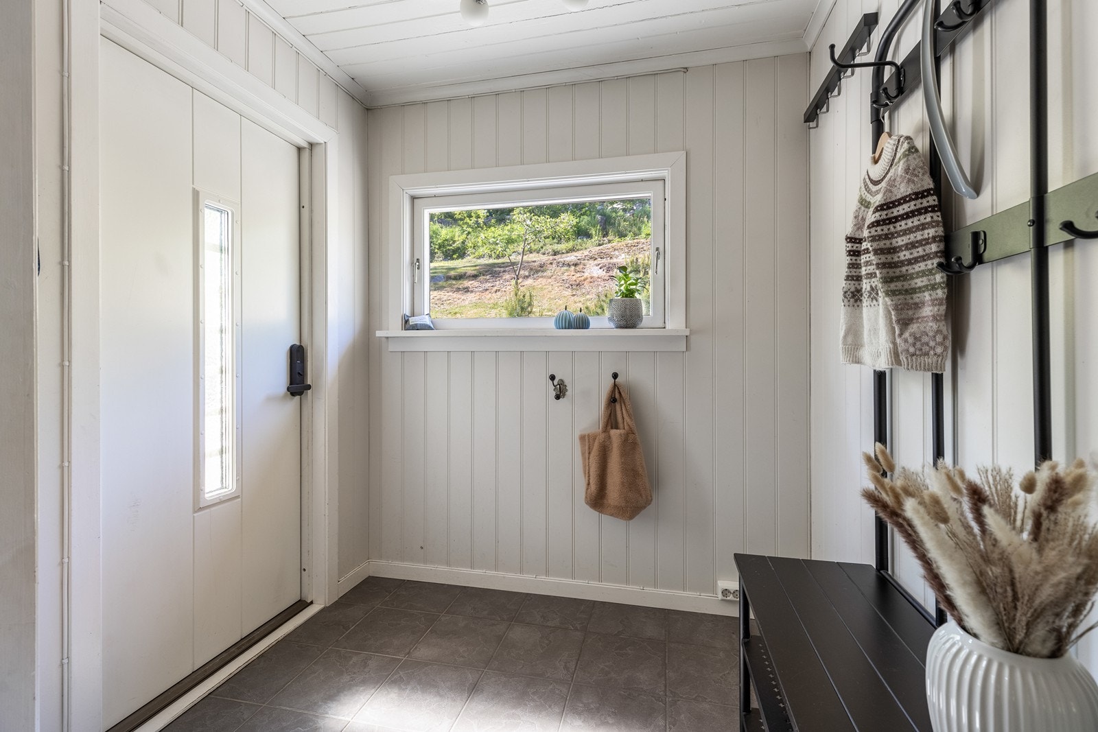 Hyggelig gang med fin plass til å henge fra seg Galleribilde